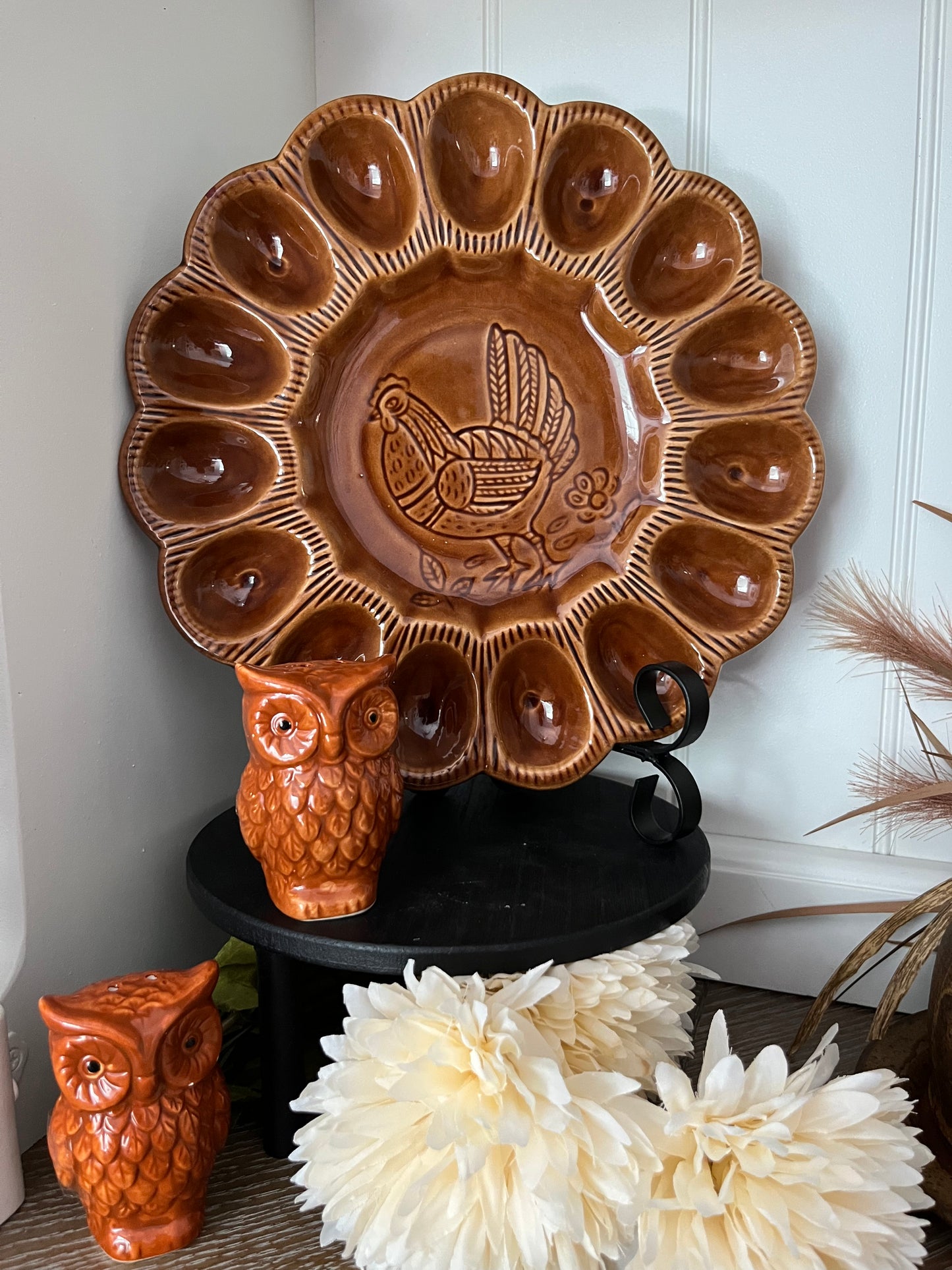 Vintage 1970s Calif USA S-29 Deviled Egg Plate
Brown Glazed Ceramic • Hen Motif • Multi-Use Organizer