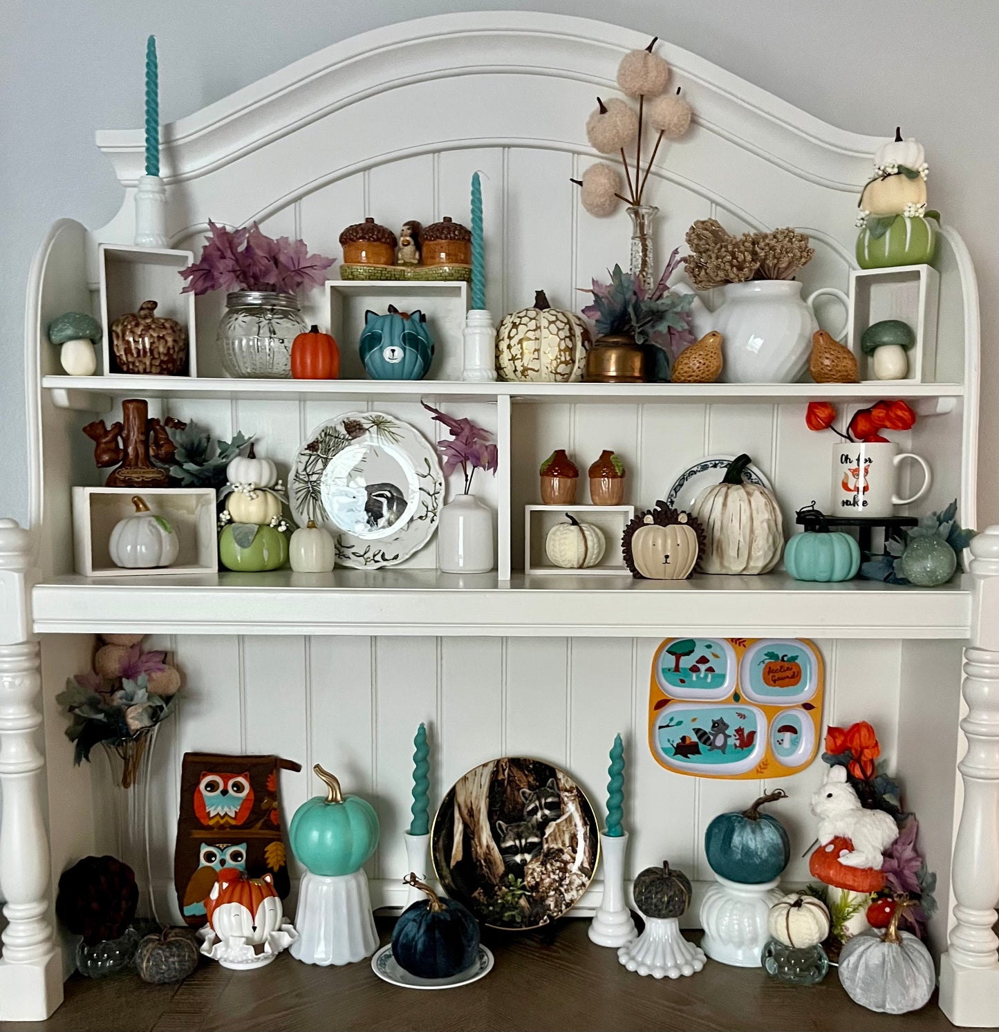 Rustic White Carved Pumpkin Décor – Faux Wood Farmhouse Accent (c. 2010s)