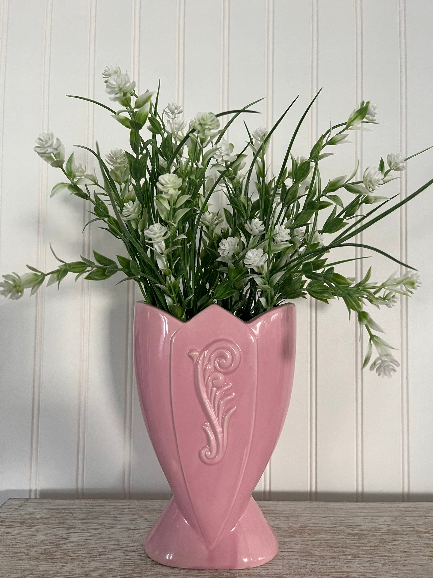 1940s Vintage Art Deco Fredericksburg Pottery Fan Vase in Pink Ceramic with Floral Design