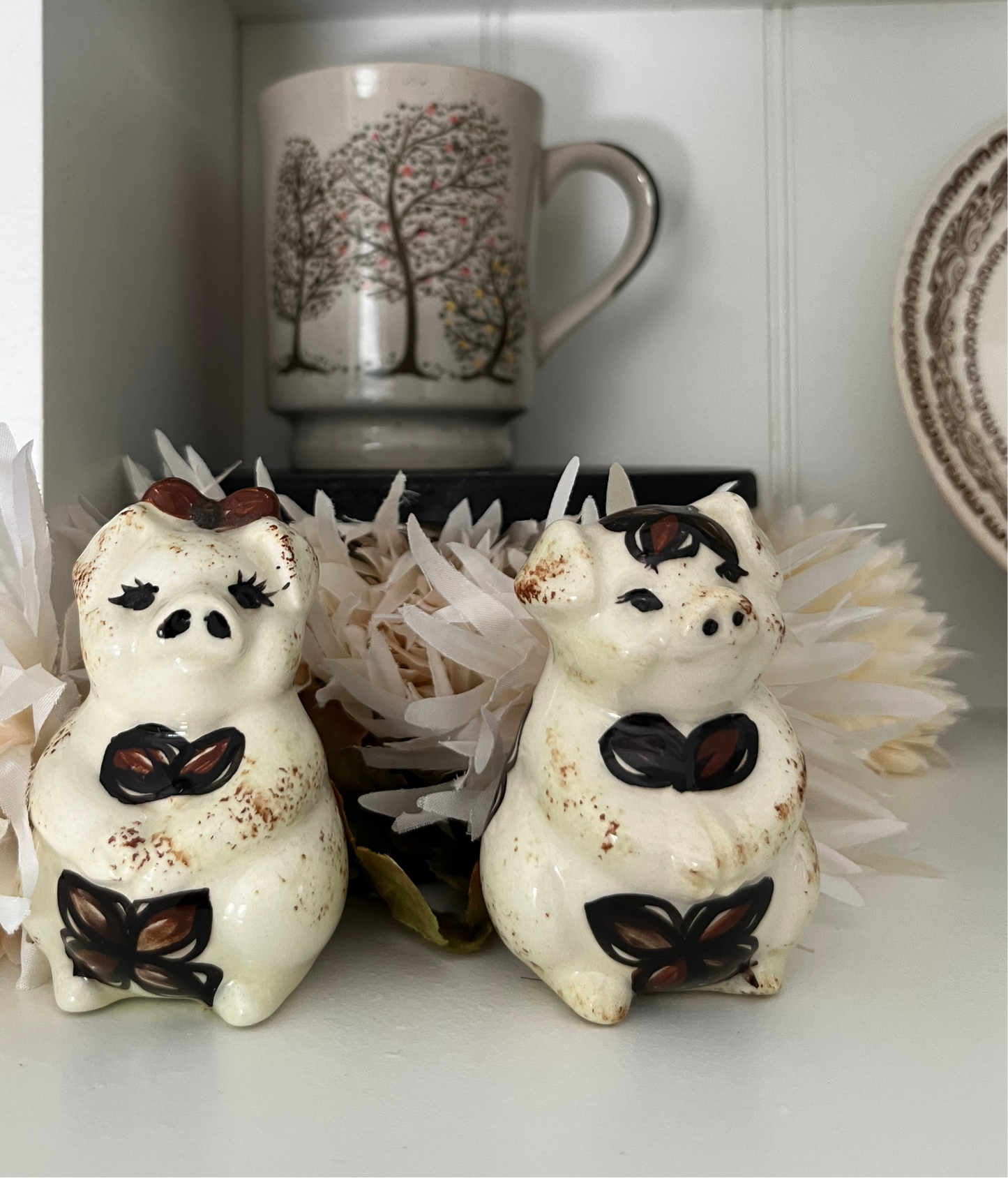 Vintage Pig Couple Salt & Pepper Shakers – Hand-Painted Cream Ceramic with Brown Floral Accents, 1950s Japan