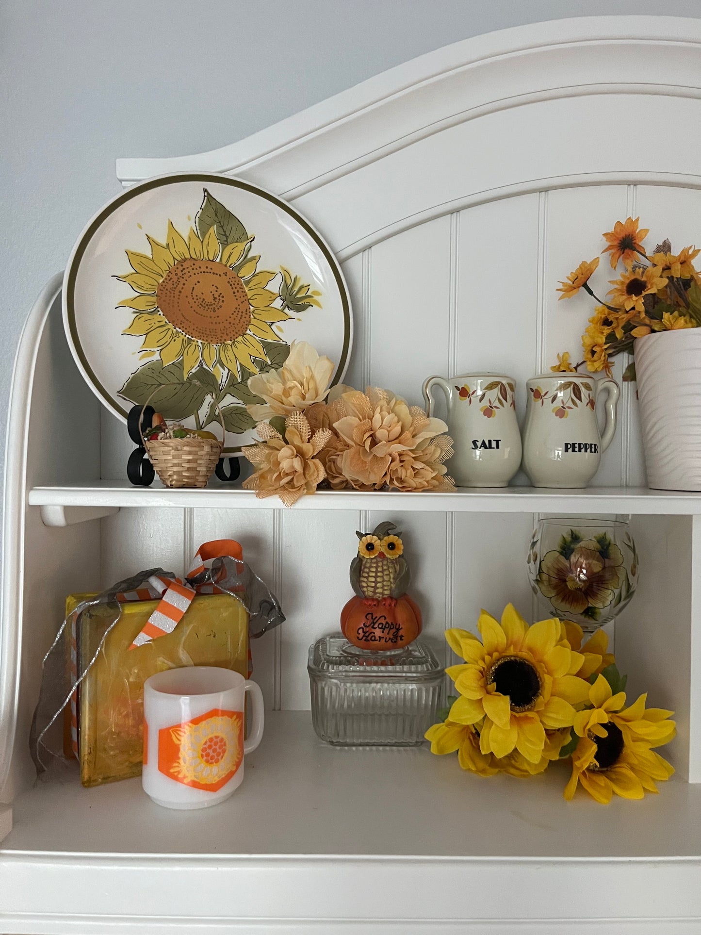 Vintage Fire-King Milk Glass Mug – Orange & Yellow Geometric Flower (c. 1970s, Anchor Hocking USA)