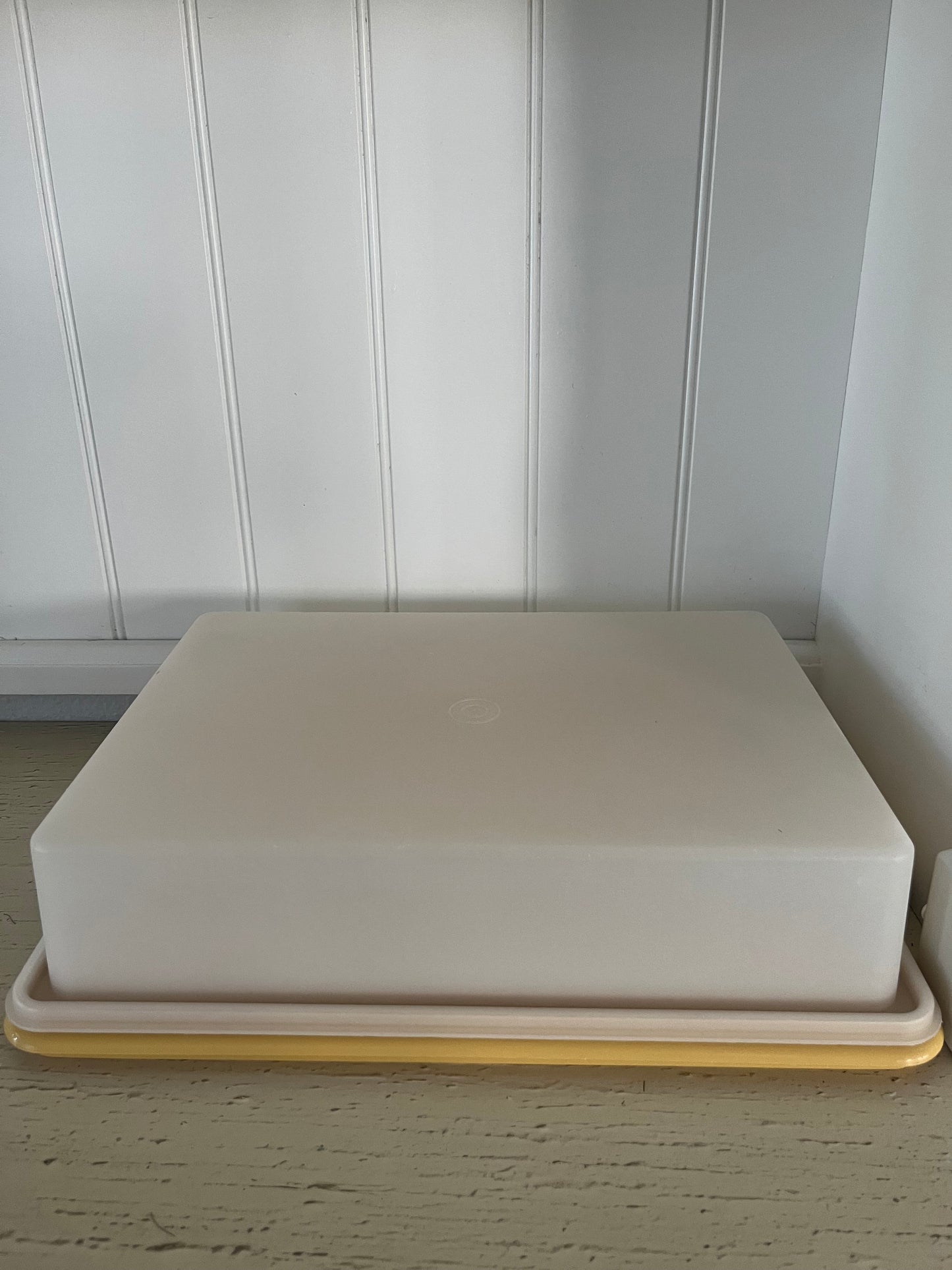 Vintage Tupperware Sheet Cake Carrier – Harvest Gold – c. 1970s