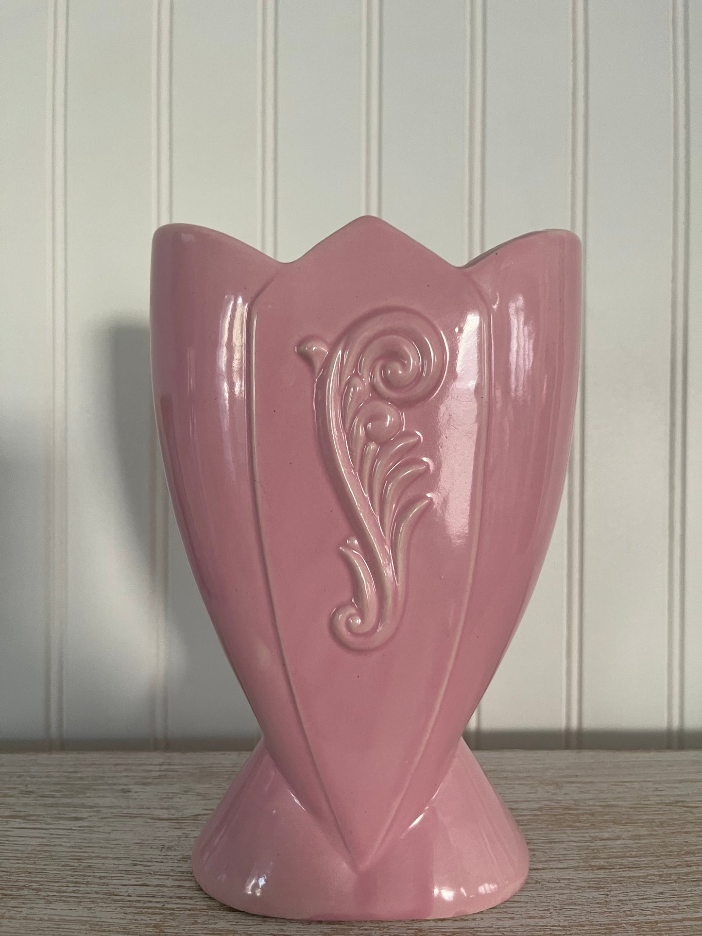 1940s Vintage Art Deco Fredericksburg Pottery Fan Vase in Pink Ceramic with Floral Design