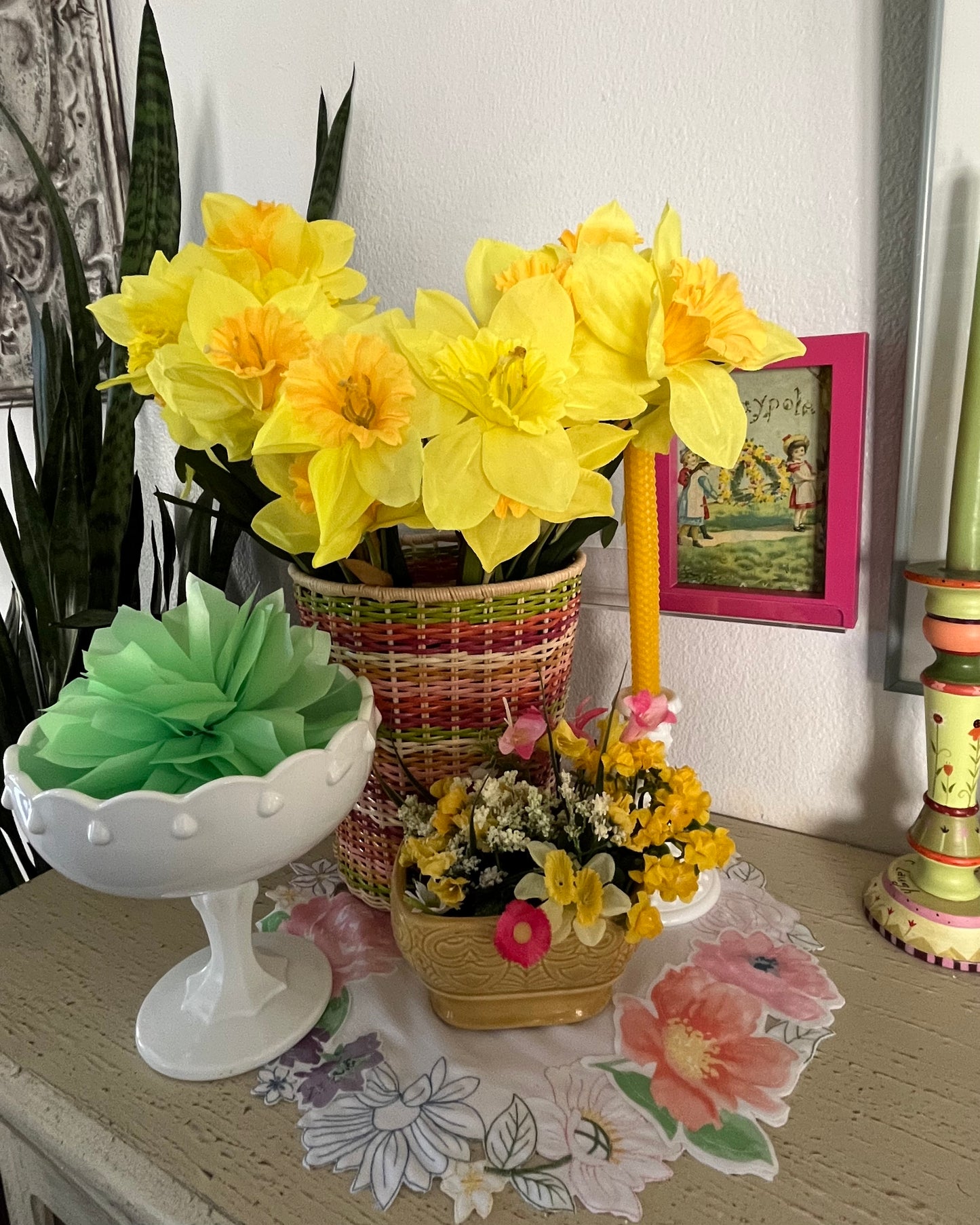 Vintage Floral Cutwork Round Placemat Doily - White & Pink