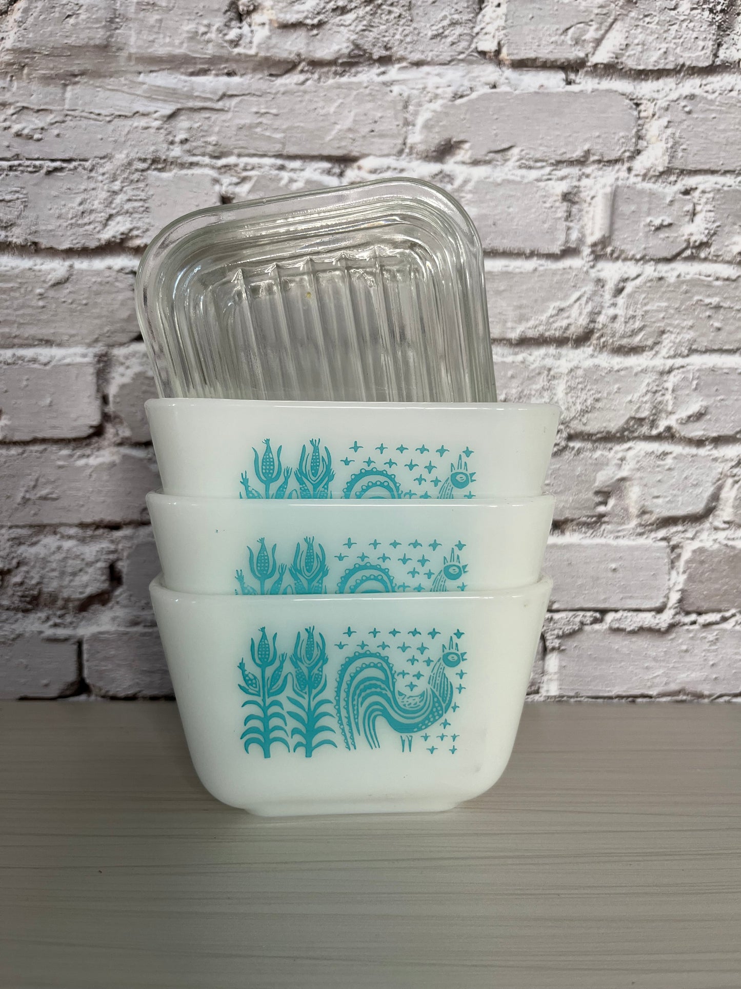 1950s Pyrex Amish Butterprint Mini Refrigerator Dish with Lid – Turquoise & White, 501B