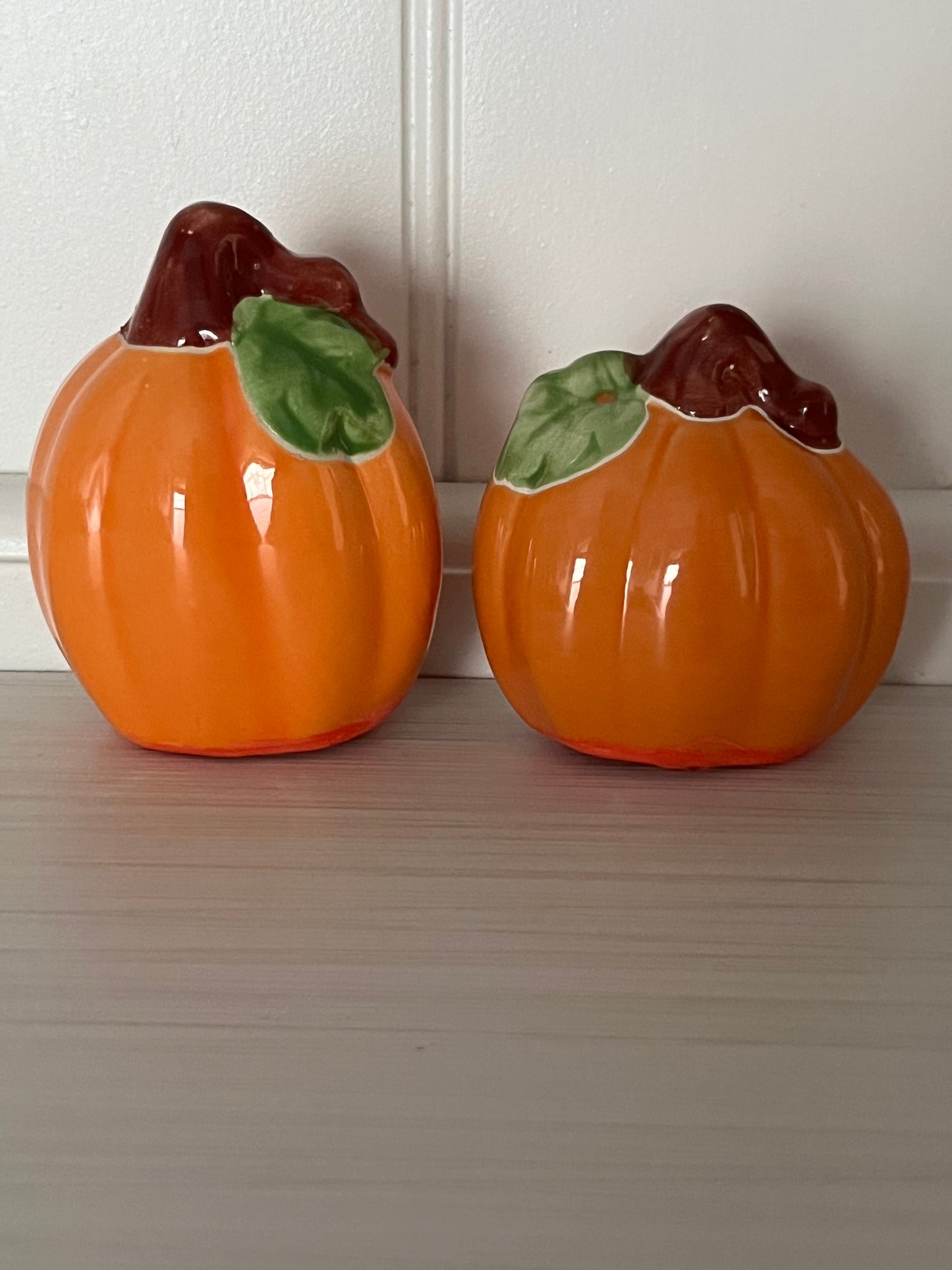 Pair of Vintage Pumpkin Salt & Pepper Shakers
Material: Glazed Ceramic