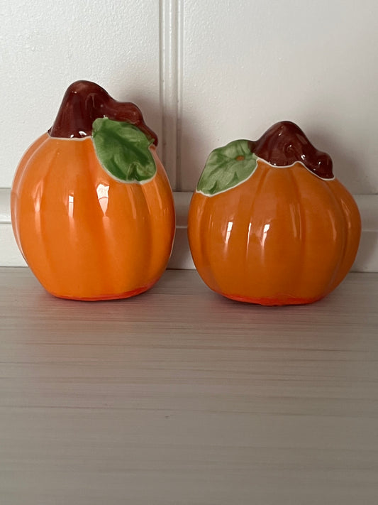 Pair of Vintage Pumpkin Salt & Pepper Shakers
Material: Glazed Ceramic