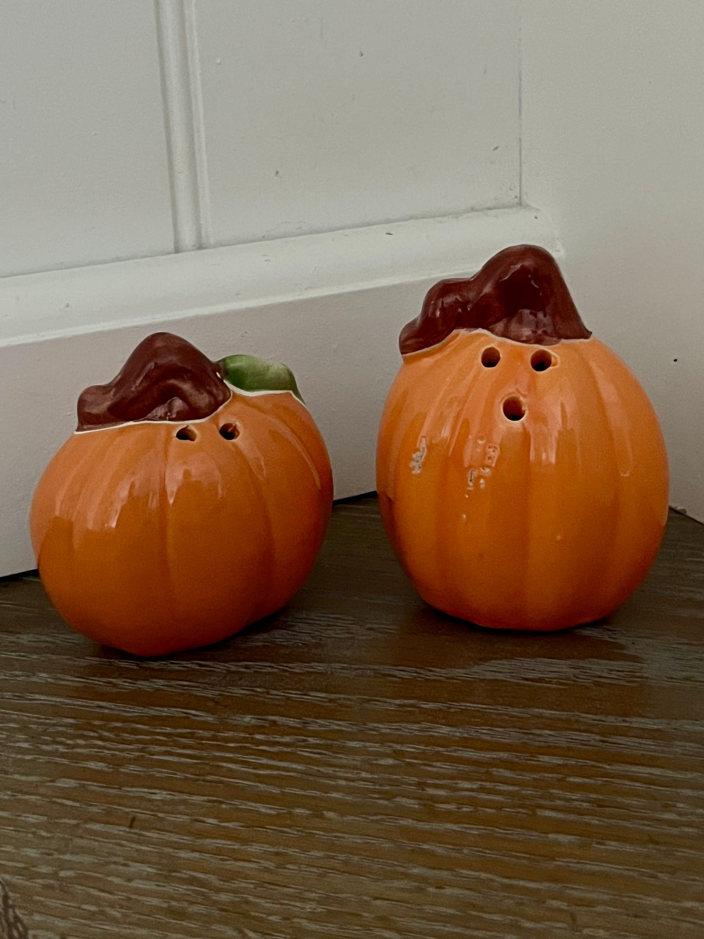 Pair of Vintage Pumpkin Salt & Pepper Shakers
Material: Glazed Ceramic