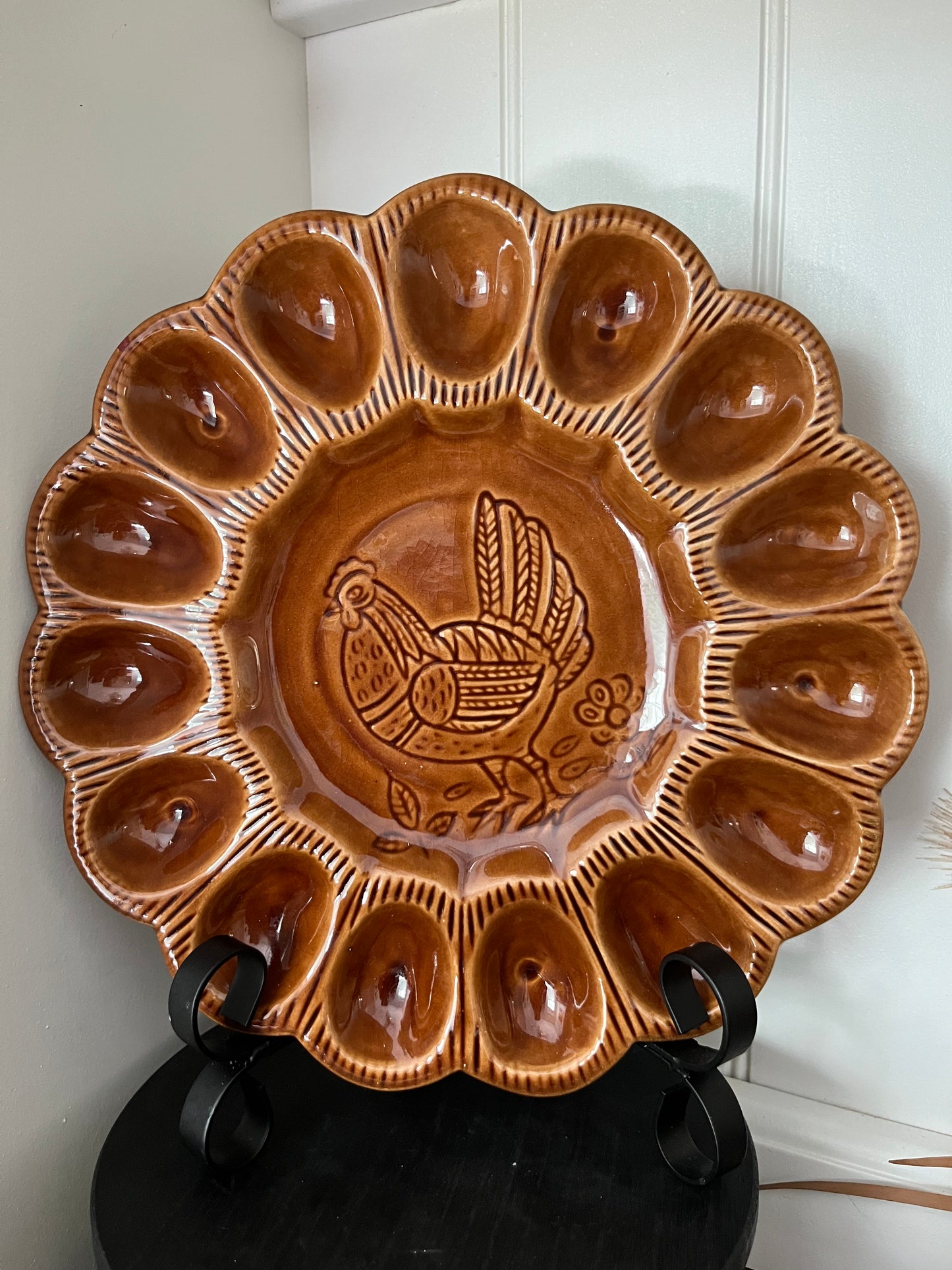 Vintage 1970s Calif USA S-29 Deviled Egg Plate
Brown Glazed Ceramic • Hen Motif • Multi-Use Organizer