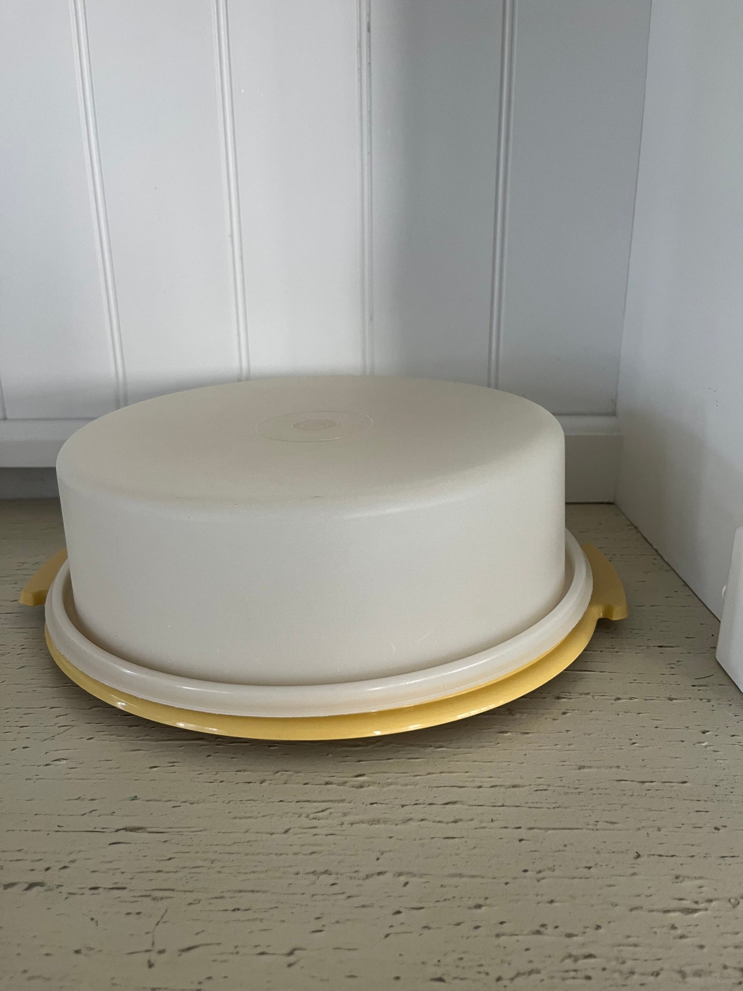 Vintage Tupperware Harvest Gold Pie Keeper #719-1 with Lid – c. 1970s–80s