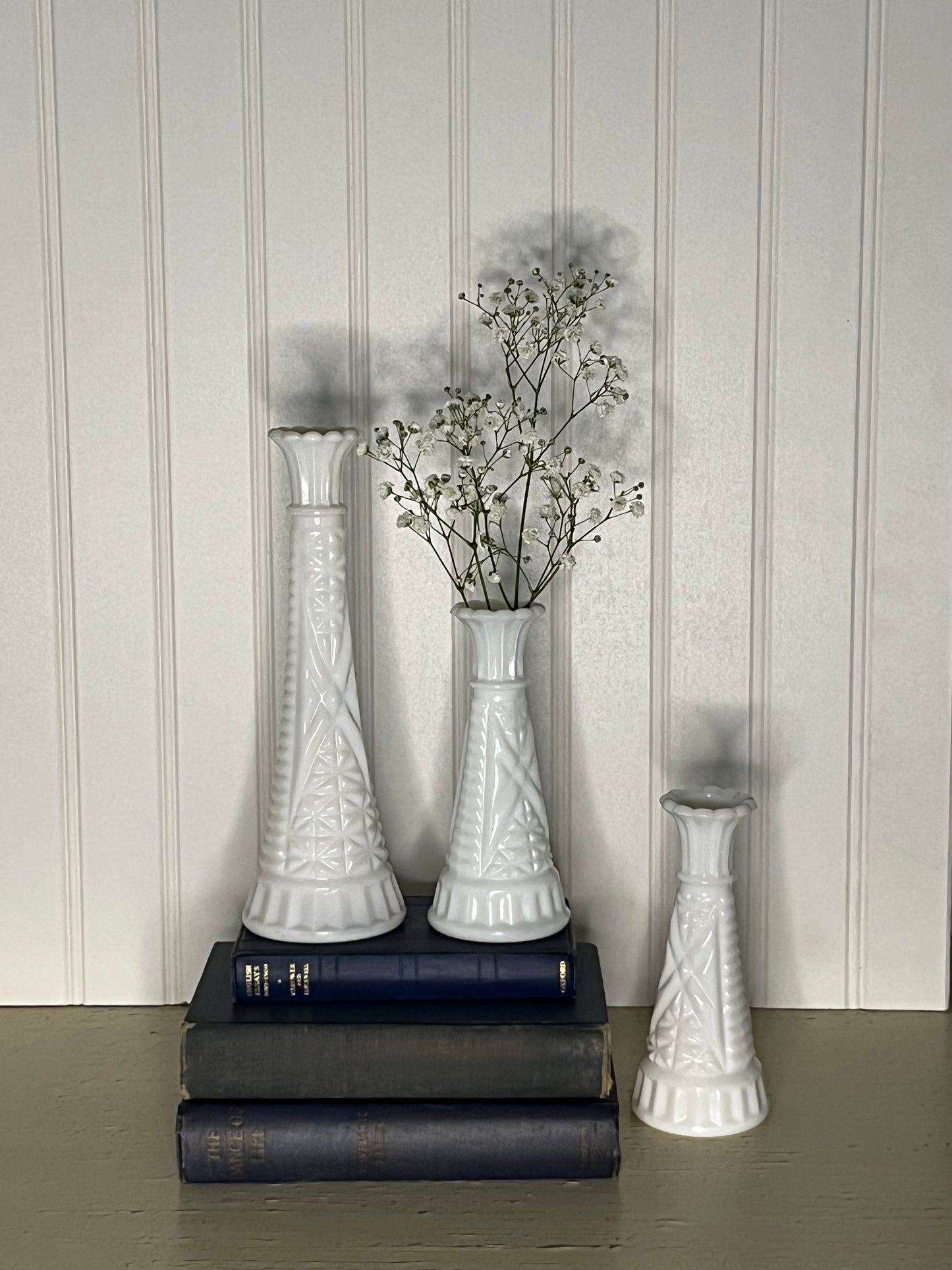 Vintage Mid-Century Anchor Hocking Stars & Bars White Milk Glass Flower Bud Vase - Cut Starburst Pattern With Scalloped Top 5" Tall