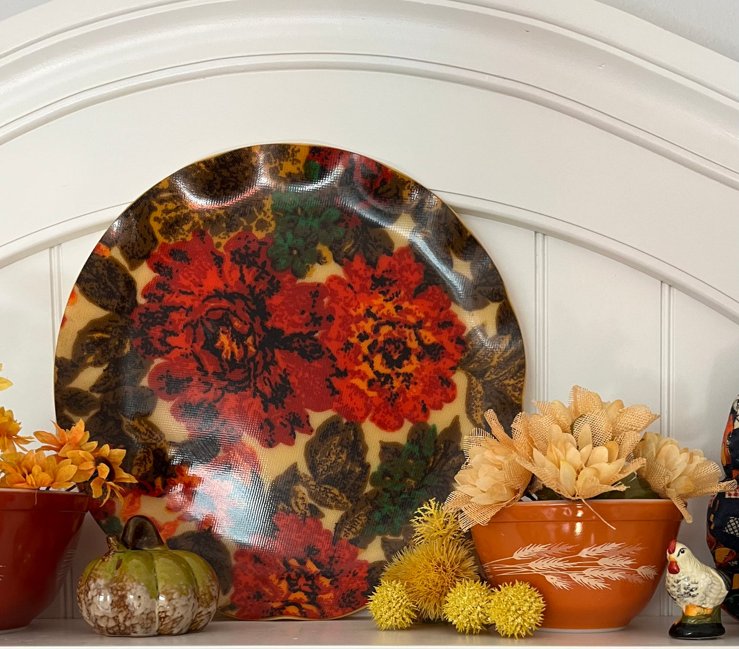 Mid-Century “FAB” Floral Wall Plate by Hardy-Glenwood – Large 13.5” Resin & Fabric Art Plate – 1950s–1960s Vintage Canada