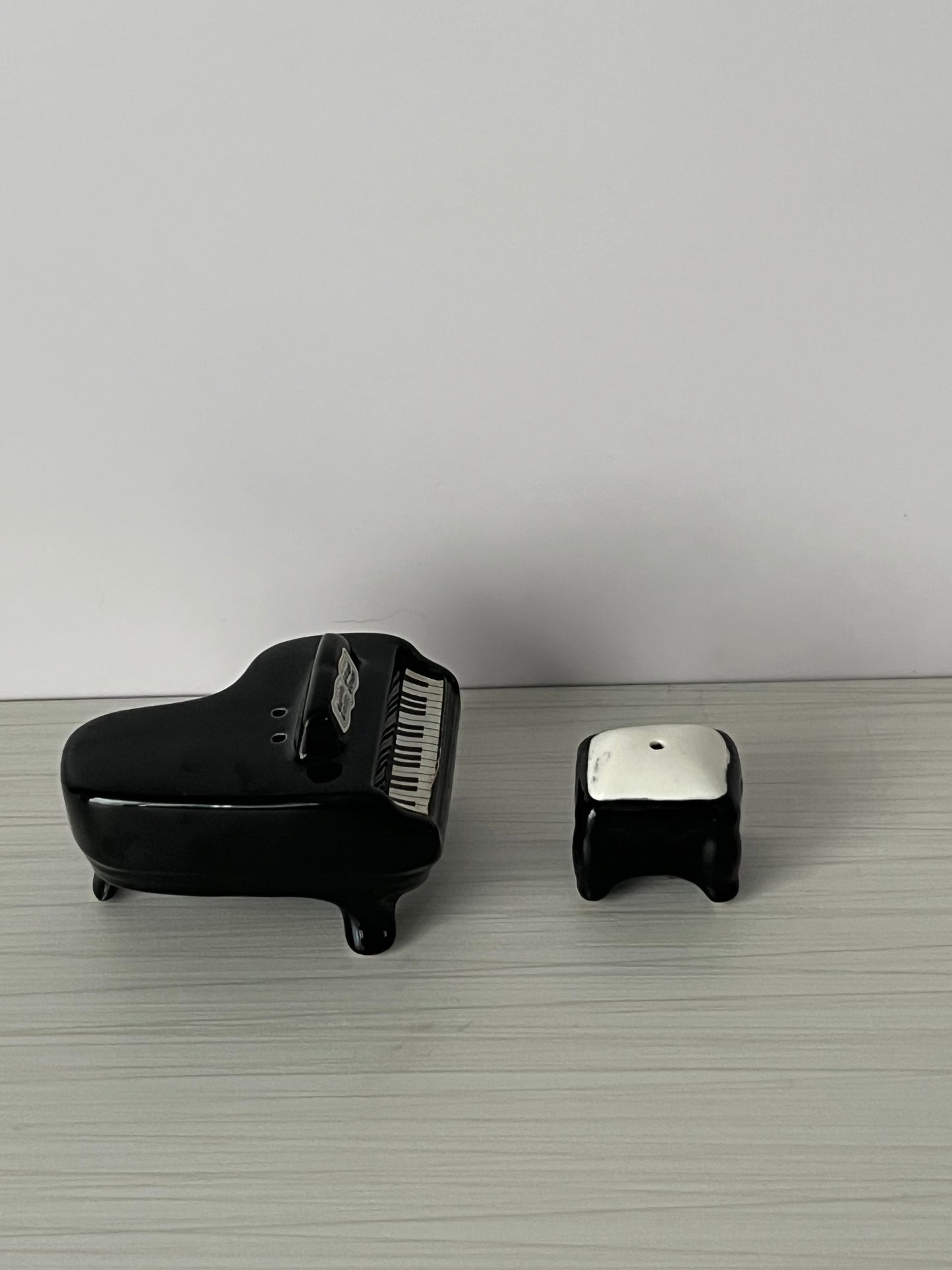Vintage 1989 Sarsaparilla Deco Designs Grand Piano & Bench Salt and Pepper Shaker Set – 1980s Art Deco Revival Musical Kitchen Collectible