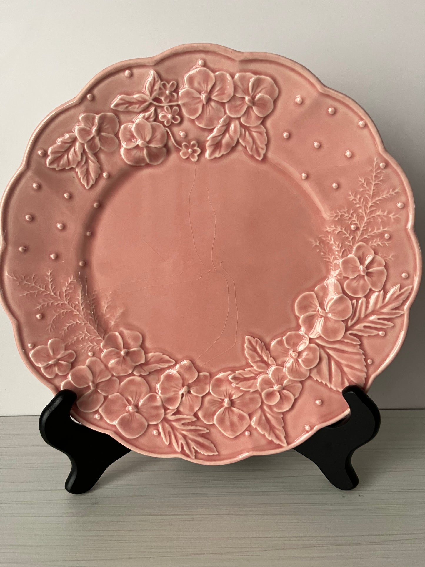 Vintage 1980s Bordallo Pinheiro Pink Majolica Floral Plates – Set of 4 Hydrangea Relief Display Dinner Size Plates  – Made in Portugal – Heavy Crazing Crackle Glaze