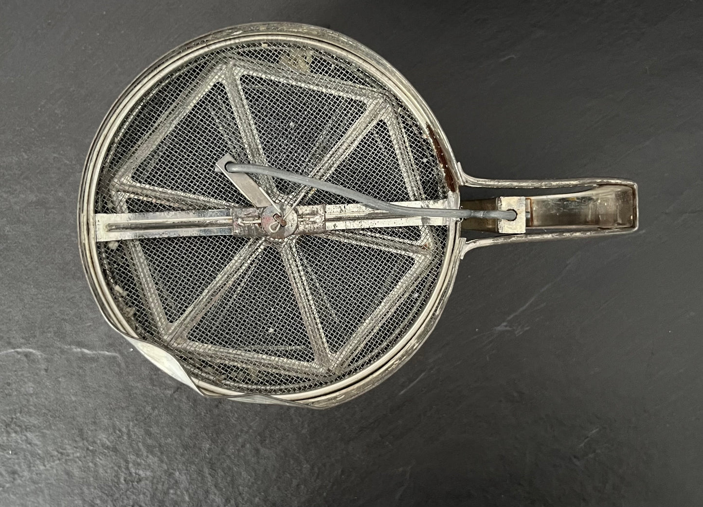Vintage Sift-Chine Triple Screen Flour Sifter – 1940s–1950s Yellow Stripe Baking Tool
