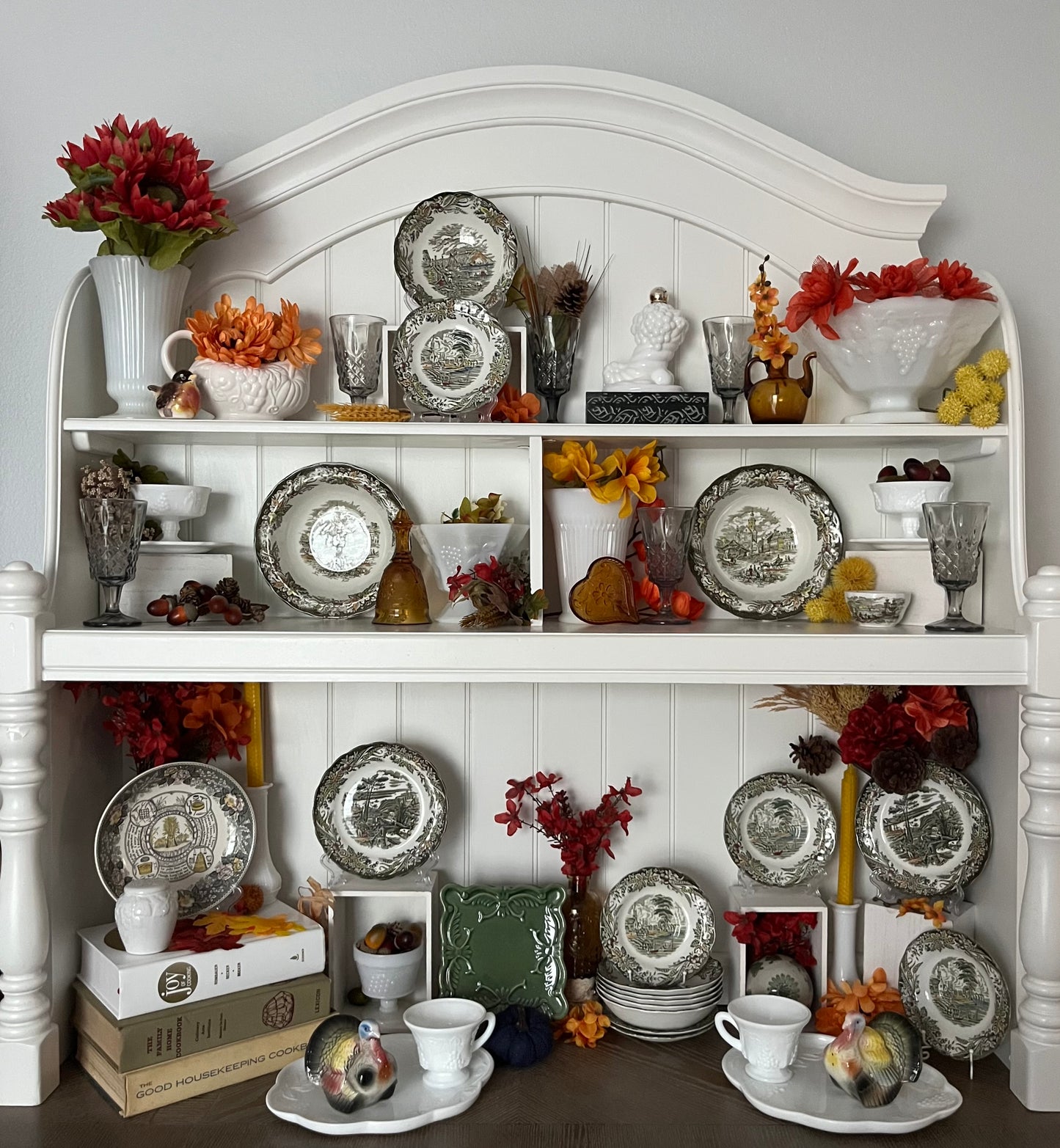 E.O. Brody Milk Glass Rippled Flower Pedestal Vase - Vintage Elegance for Your Home