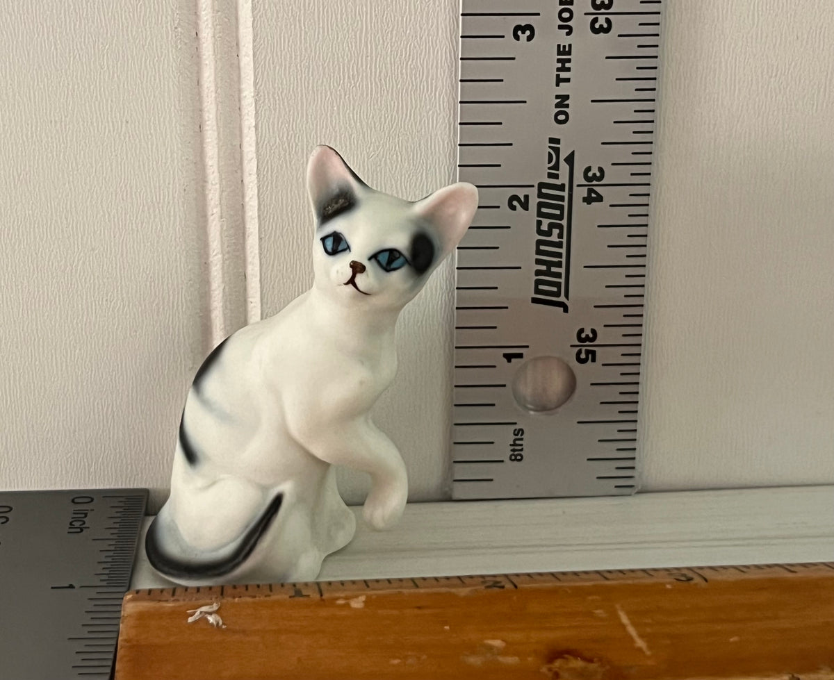 Vintage Mid-Century Kitsch White Black with Blue Eyes Cat With 2 Kittens Porcelain Figurine Set of 3 – Japan/Taiwan Export Style, c. 1960s–1970s