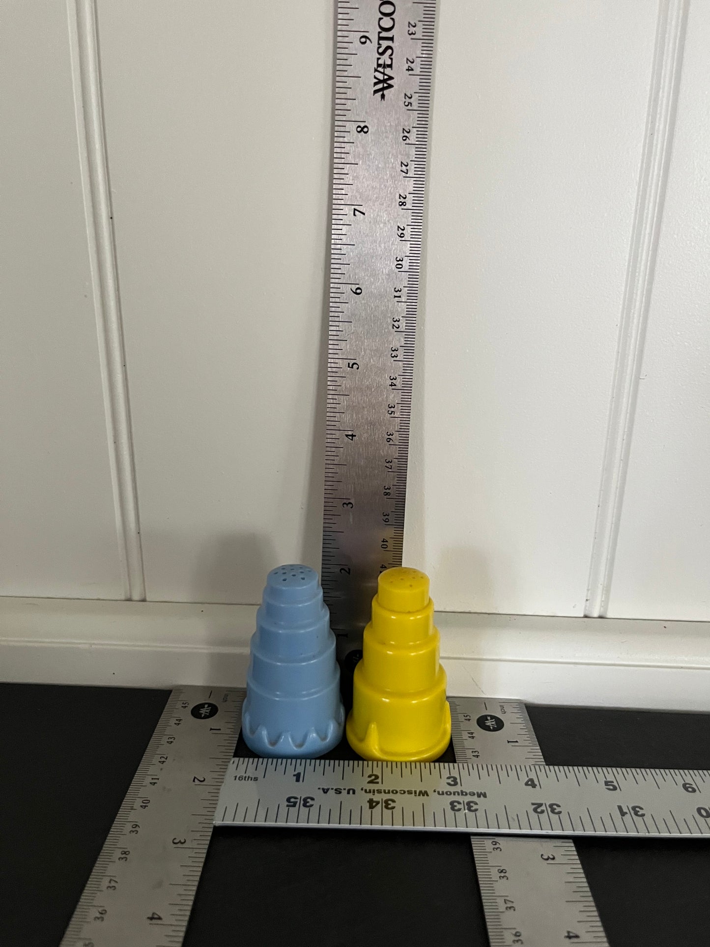 Vintage 1950s CHELAIM USA Stacked Plastic Salt & Pepper Shakers – Blue & Yellow Art Deco-style