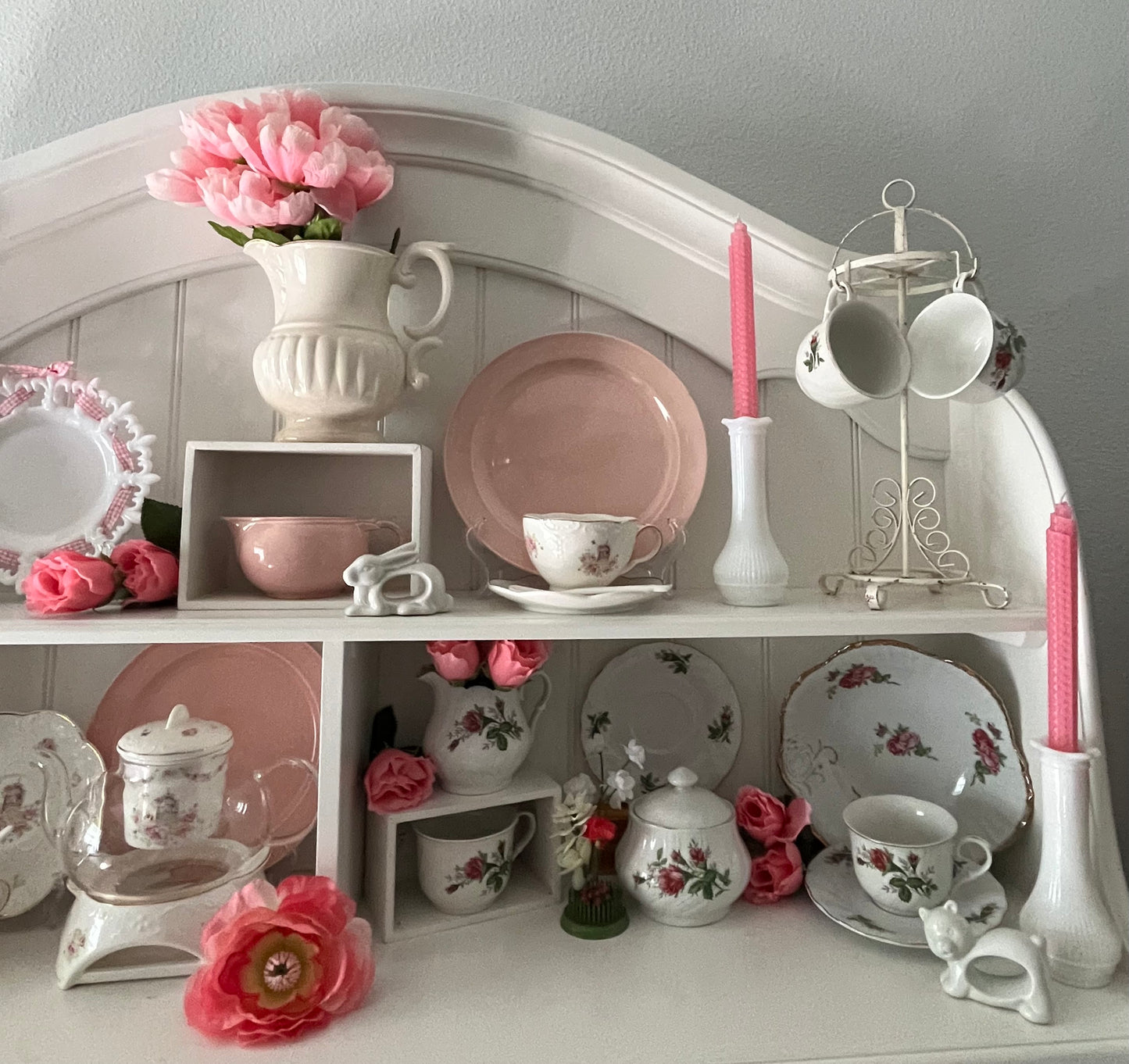 Vintage 1980s Lynns Fine China Rose Teacup & Saucer Set – Gold Rim Cottage Floral – Set of 4