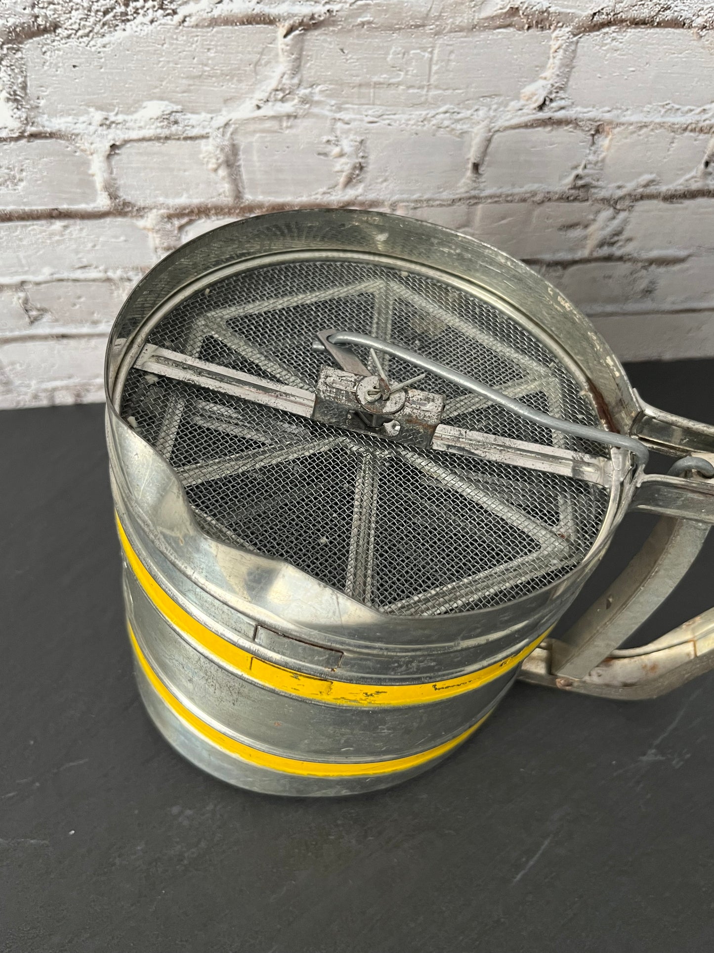 Vintage Sift-Chine Triple Screen Flour Sifter – 1940s–1950s Yellow Stripe Baking Tool