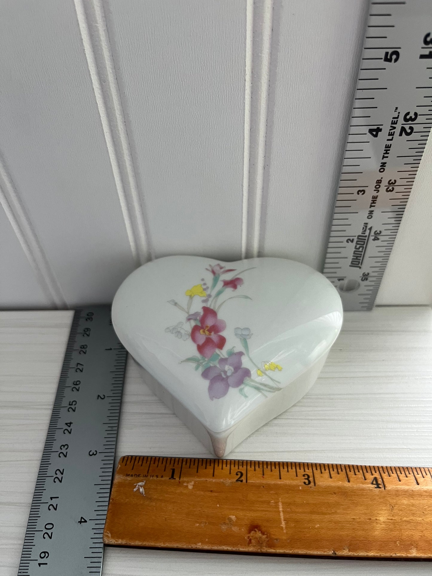 Vintage 1980’s White Ceramic Porcelain Floral Heart Trinket Box with Lid
