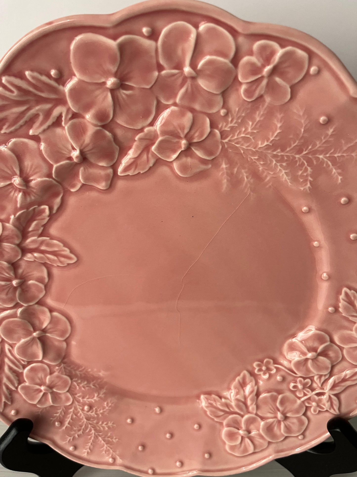 Vintage 1980s Bordallo Pinheiro Pink Majolica Floral Plates – Set of 4 Hydrangea Relief Display Dinner Size Plates  – Made in Portugal – Heavy Crazing Crackle Glaze