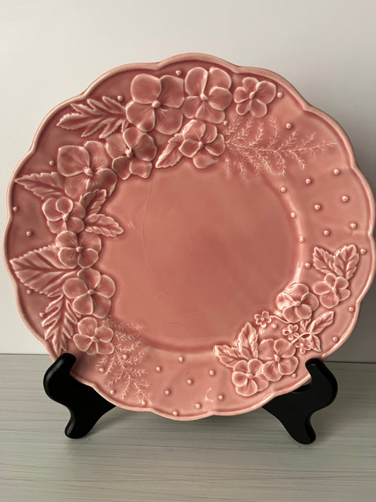 Vintage 1980s Bordallo Pinheiro Pink Majolica Floral Plates – Set of 4 Hydrangea Relief Display Dinner Size Plates  – Made in Portugal – Heavy Crazing Crackle Glaze