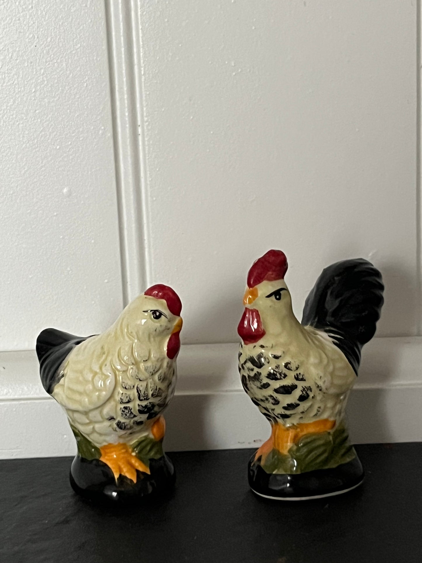 Vintage Cracker Barrel Ceramic Rooster & Hen Salt and Pepper Shakers – Hand-Painted Farmhouse Pair – 1990s/2000s