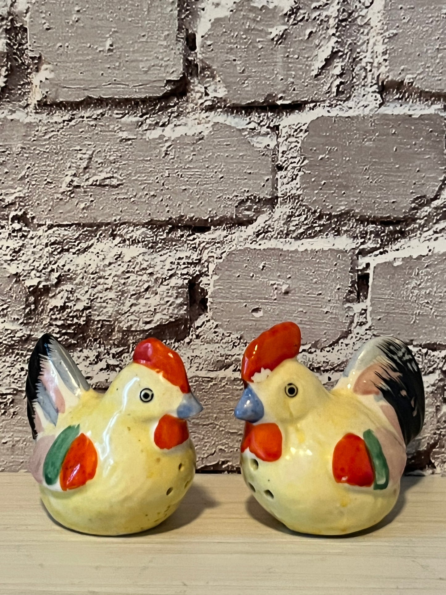 Vintage Vintage 1940s–1950s Hand-Painted Rooster Hen Salt & Pepper Shaker Set