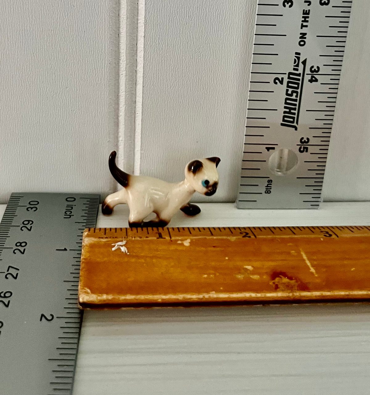 Vintage Kitsch c1960’s Miniature Siamese Kitten Figurine — Mid-Century Hagen-Renaker Style Blue-Eyed Kitty Cat Kitten