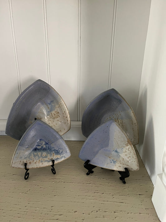 Vintage c 1990’s Handmade Studio Pottery Triangle Bowl Set – Lavender Blue Speckled Ceramic Serving Dishes – Artisan Stoneware Nesting plates – Cottagecore Tableware Set of 4