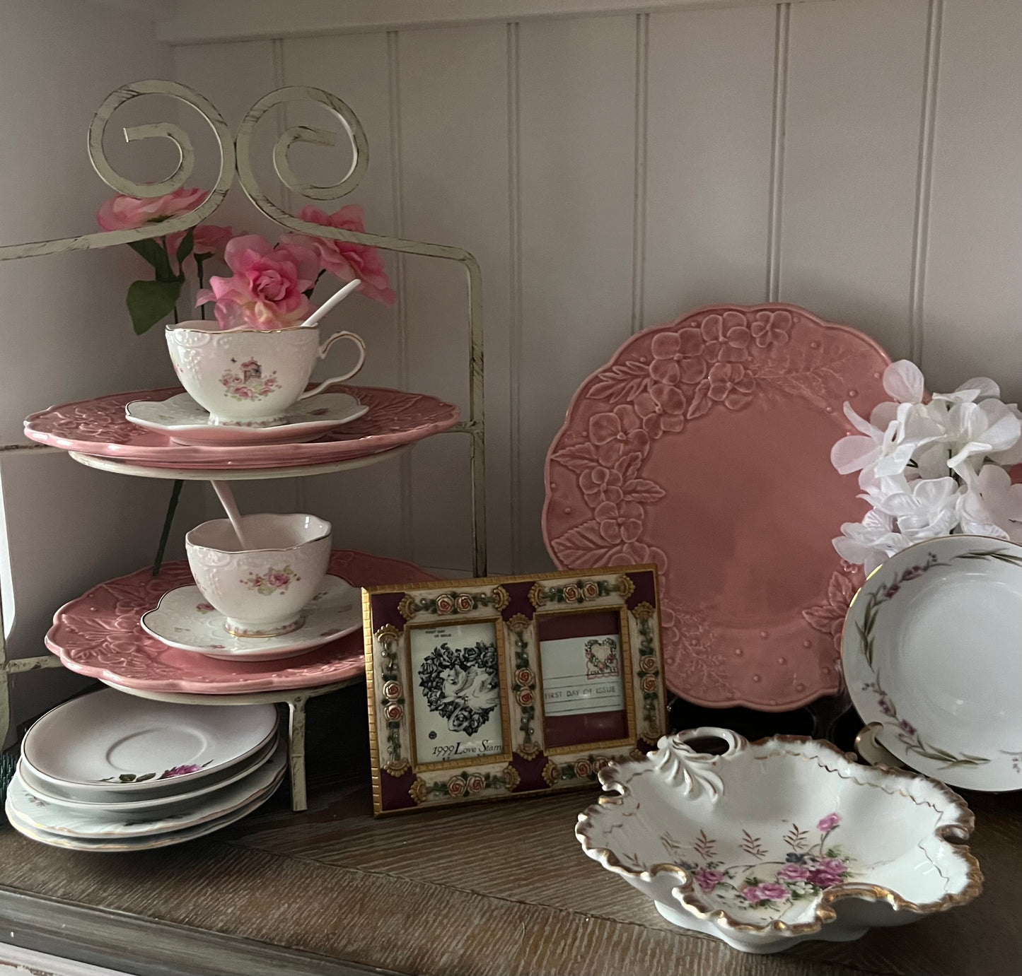 Vintage 1980s Bordallo Pinheiro Pink Majolica Floral Plates – Set of 4 Hydrangea Relief Display Dinner Size Plates  – Made in Portugal – Heavy Crazing Crackle Glaze
