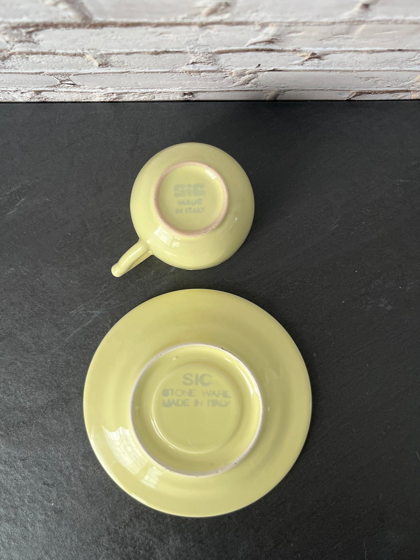 Vintage 1 Set SIC Italian Stoneware Yellow Demitasse Cup and Saucer – Butter Yellow Espresso Set Made in Italy (1970s–1980s) Società Italiana Ceramica
(Italian Ceramic Company)