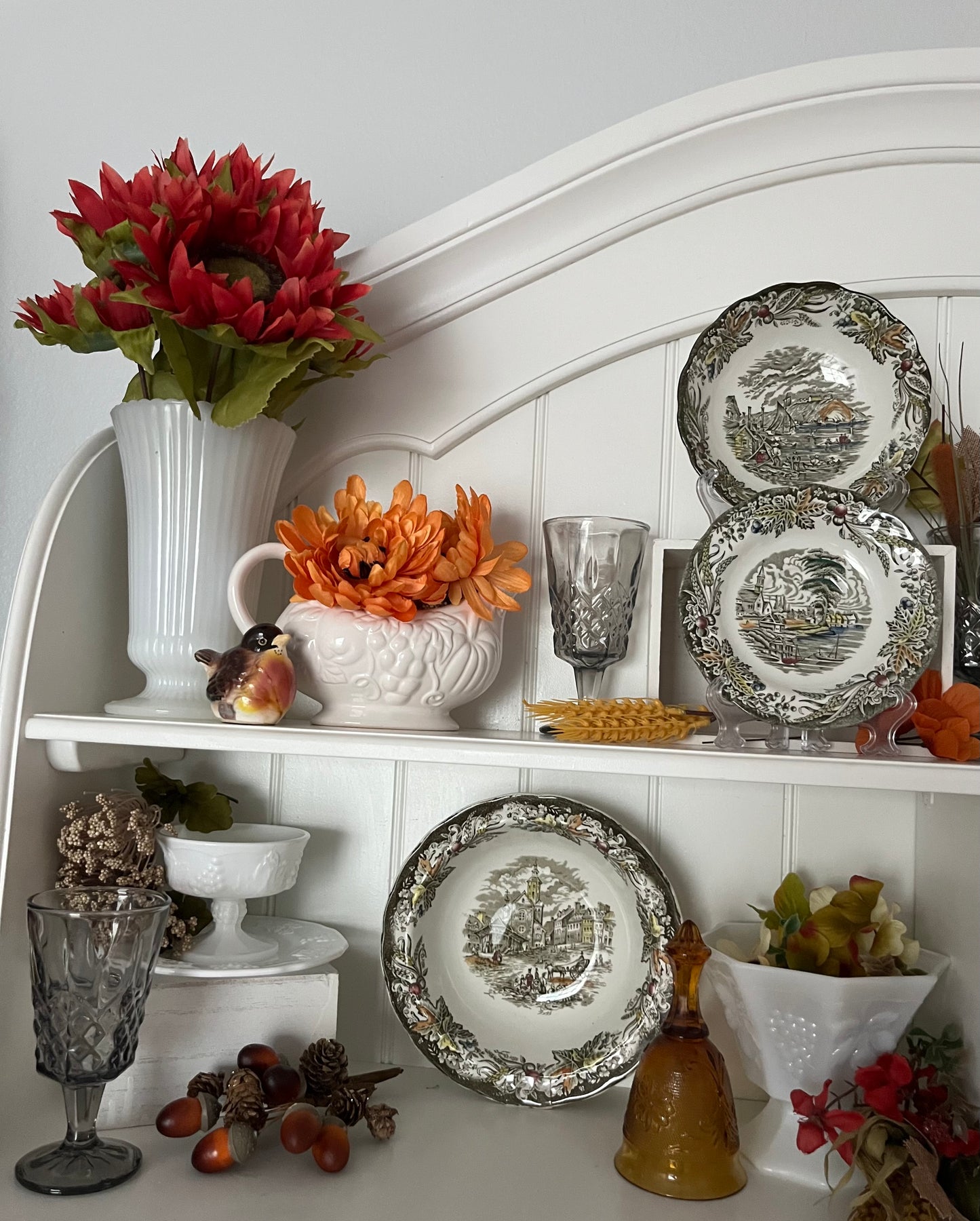 E.O. Brody Milk Glass Rippled Flower Pedestal Vase - Vintage Elegance for Your Home