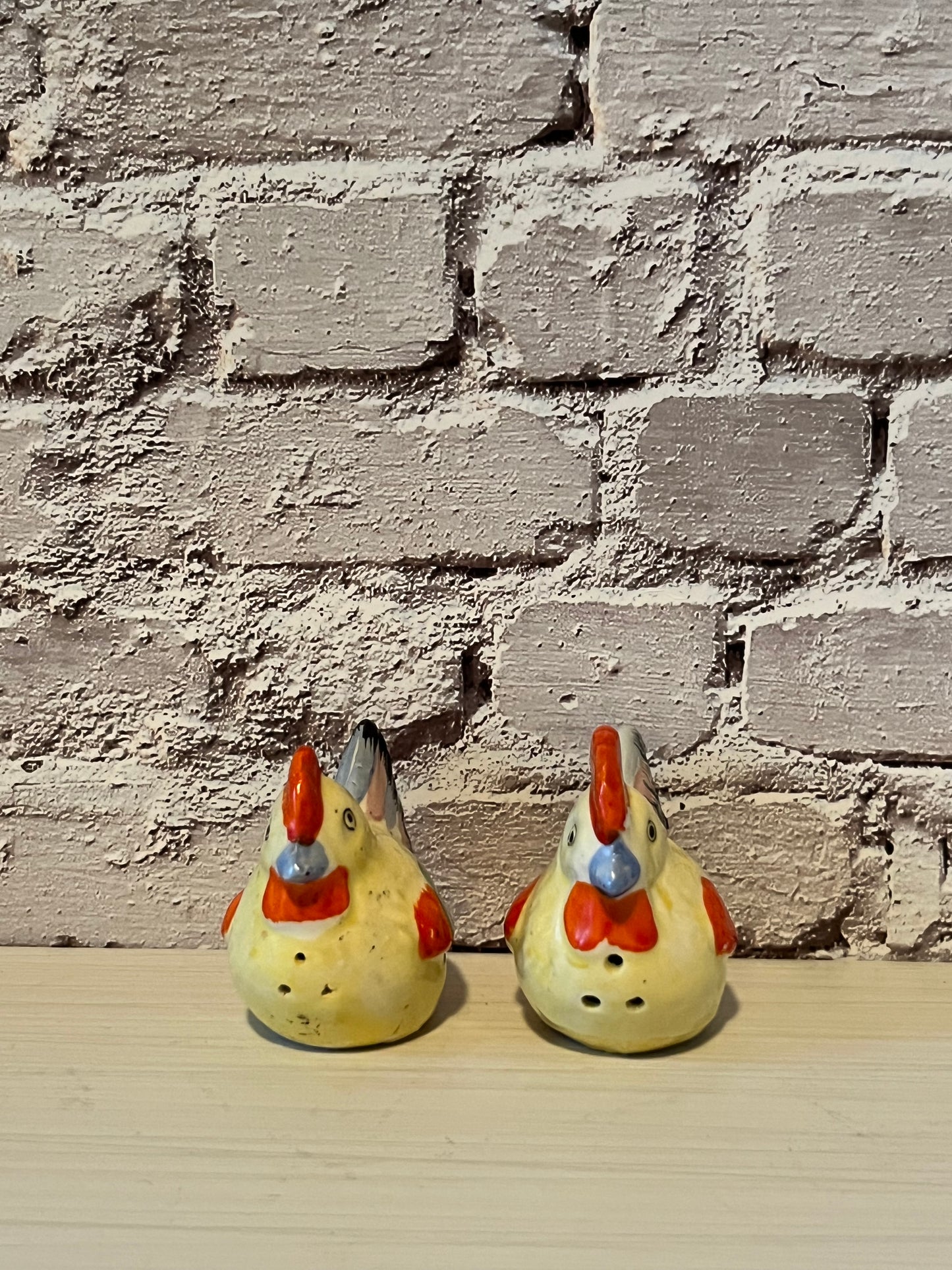Vintage Vintage 1940s–1950s Hand-Painted Rooster Hen Salt & Pepper Shaker Set