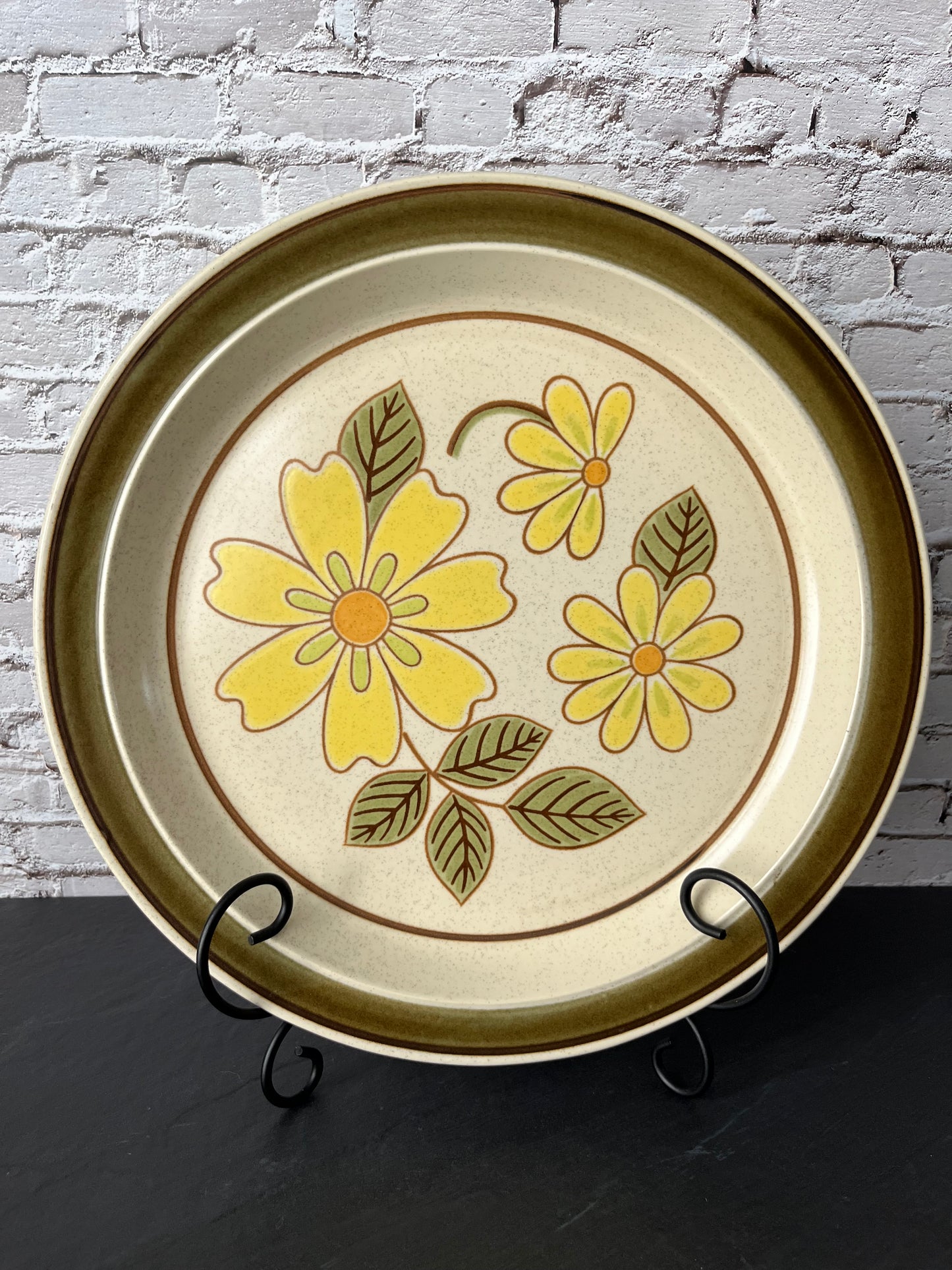 Vintage  Mikasa Hallkraft Potterskraft “Lazy Daisies” Stoneware Round Serving Tray Platter Plate  P6030 1970s Japanese Flower Power Style