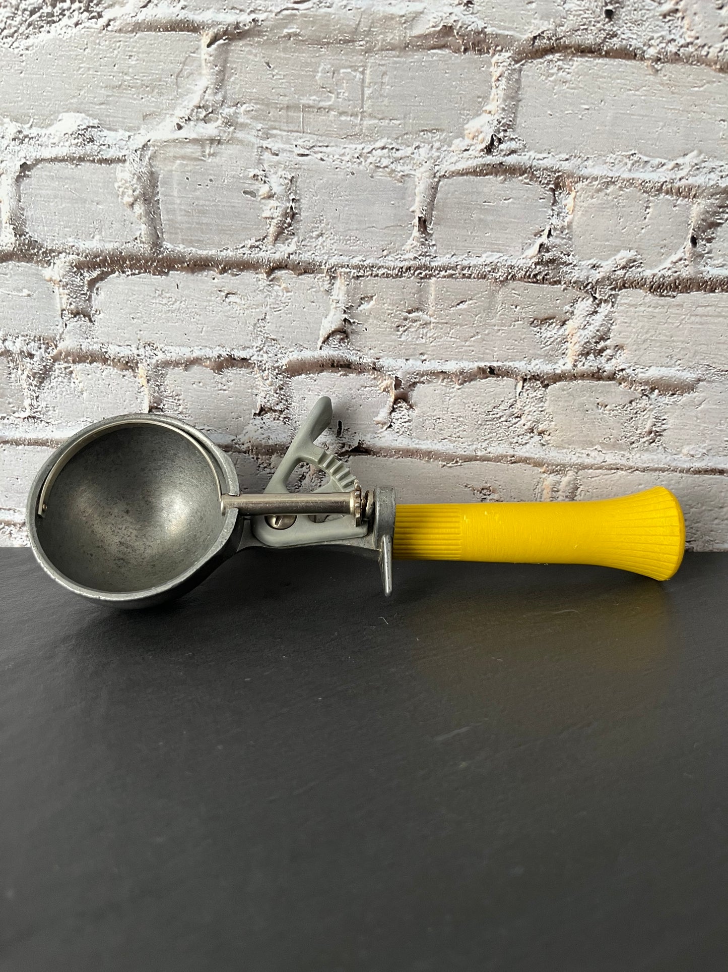Vintage Bonny Products Ice Cream Scoop with Yellow Handle – 1960s–1970s Retro Kitchen Tool