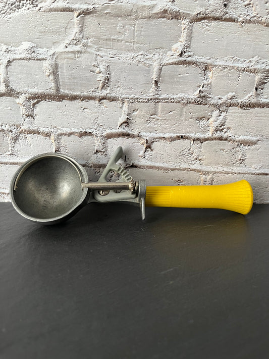 Vintage Bonny Products Ice Cream Scoop with Yellow Handle – 1960s–1970s Retro Kitchen Tool