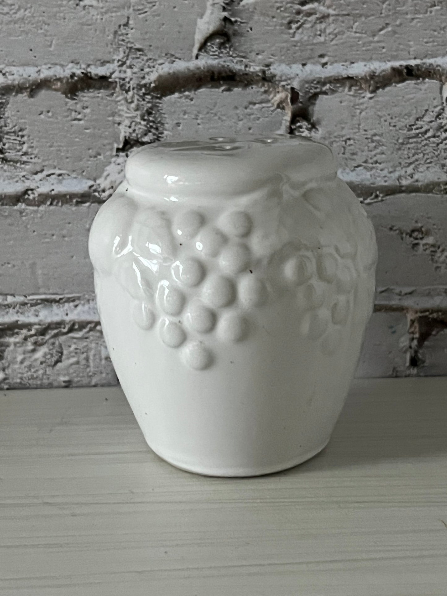 Retro 1980s–1990s White Grapevine Ceramic Salt Shaker – Single Orphan Shaker, Cottage Farmhouse Kitchen Accent