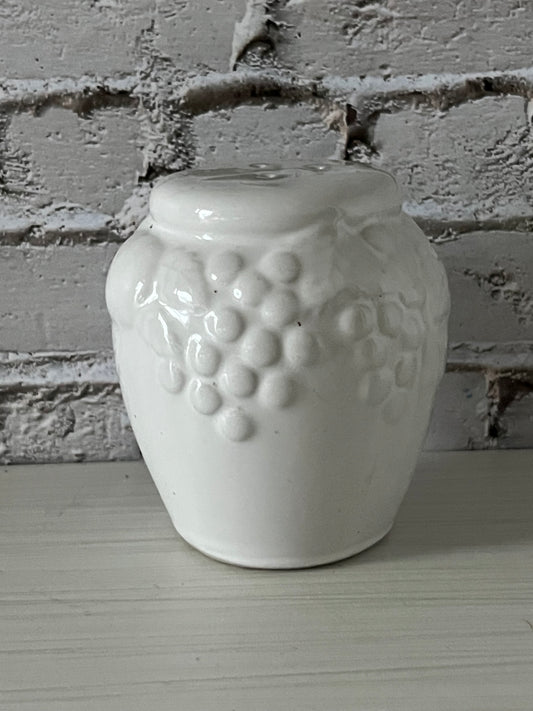 Retro 1980s–1990s White Grapevine Ceramic Salt Shaker – Single Orphan Shaker, Cottage Farmhouse Kitchen Accent