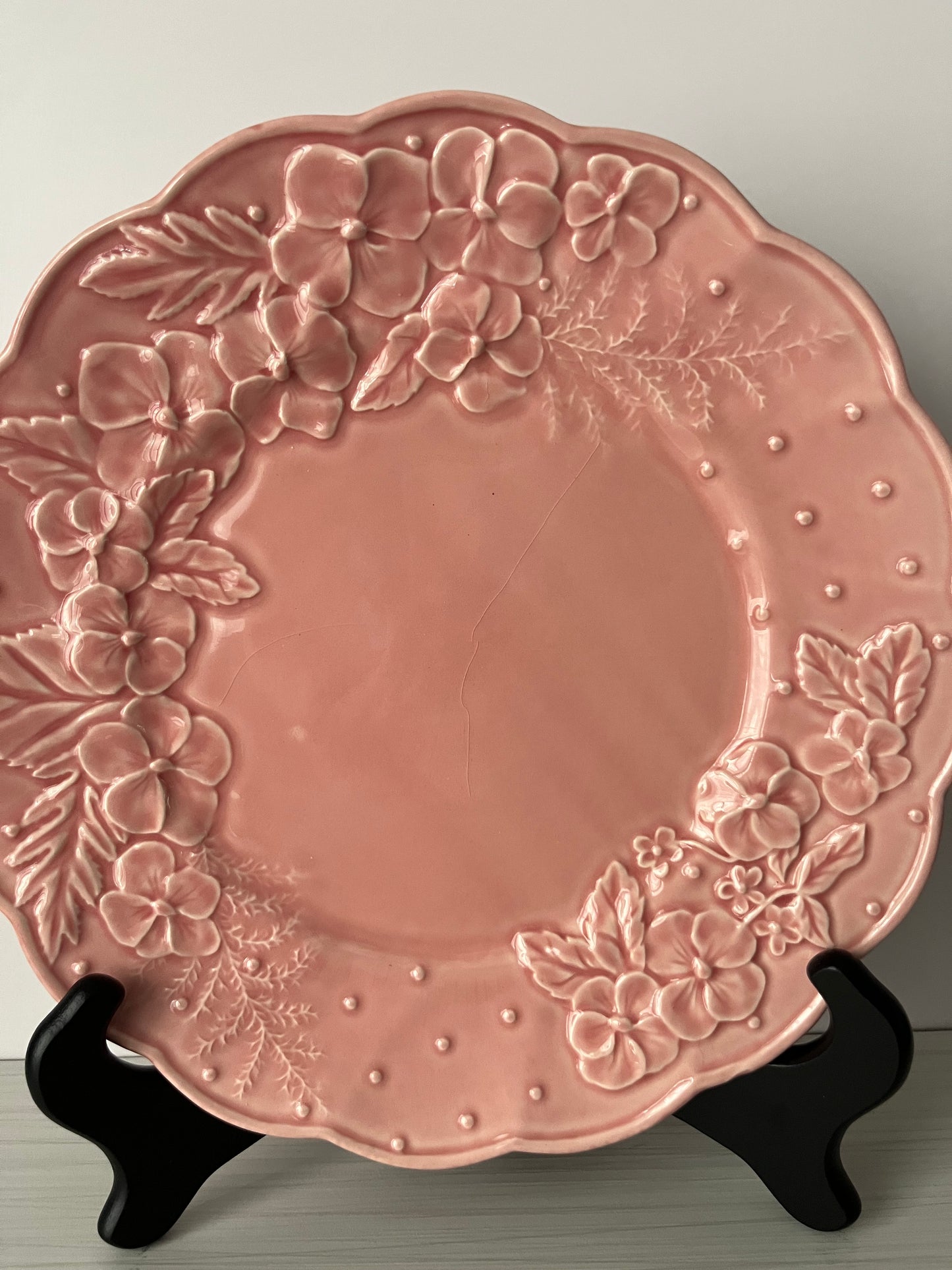 Vintage 1980s Bordallo Pinheiro Pink Majolica Floral Plates – Set of 4 Hydrangea Relief Display Dinner Size Plates  – Made in Portugal – Heavy Crazing Crackle Glaze