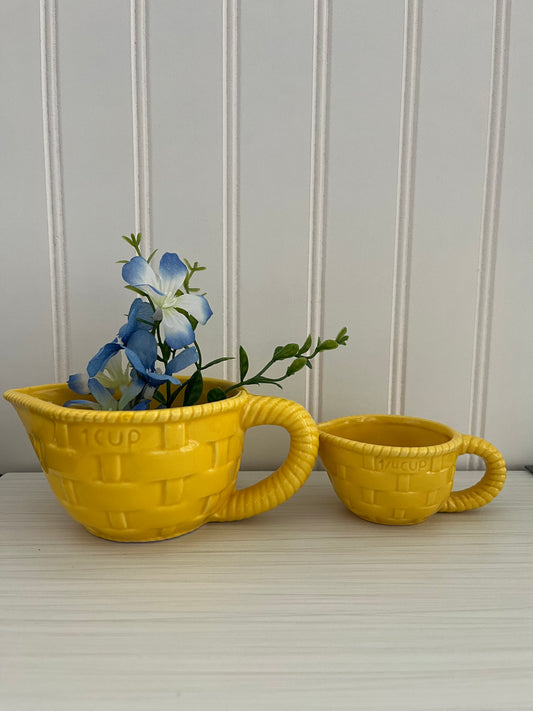 Retro Sunshine Yellow Basket Weave Measuring Cups – 1 Cup & 1/4 Cup (c. 1990s–2000s)