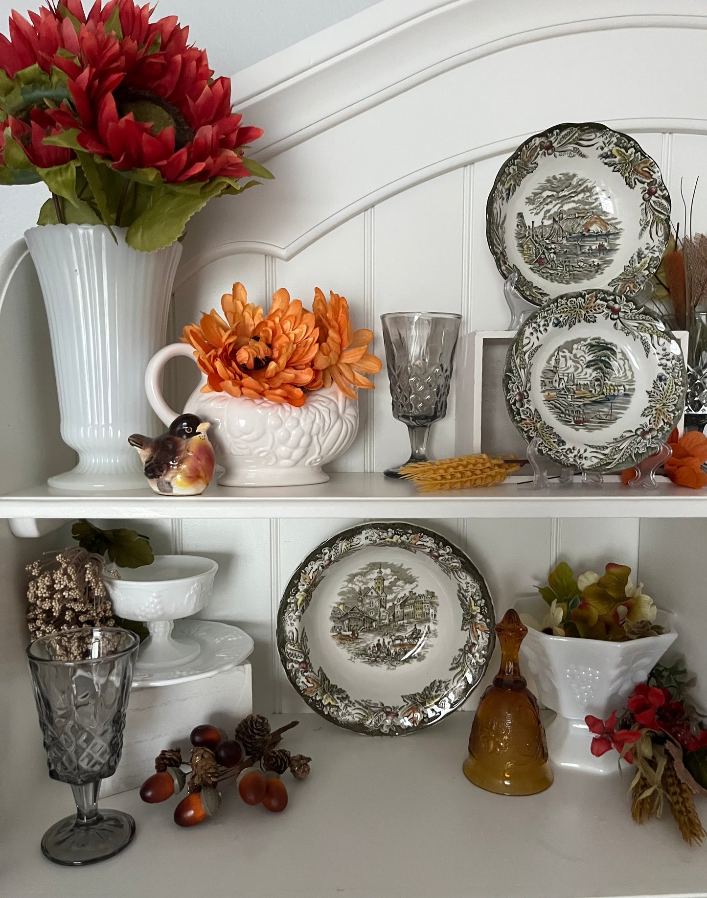 Tabletops Gallery “Harvest” White Ceramic Gravy Boat
Embossed Grapes & Leaves • Footed Autumn Serveware