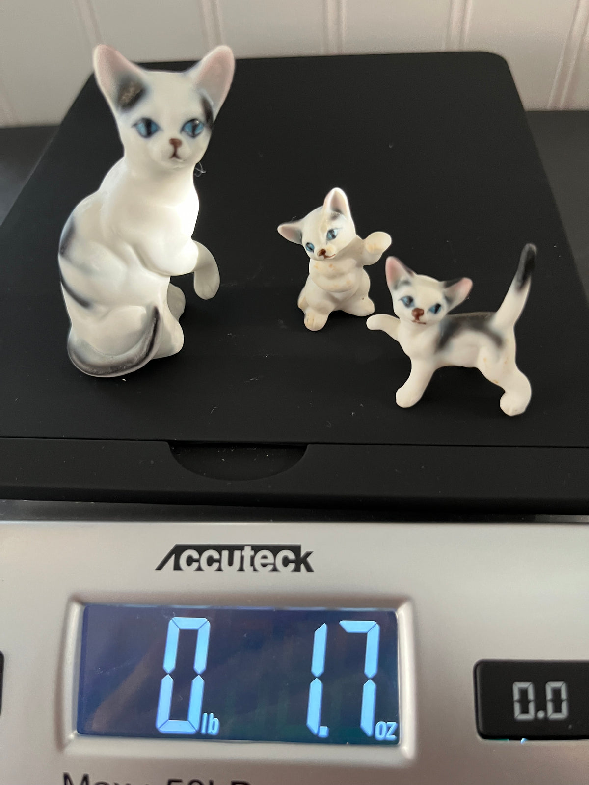 Vintage Mid-Century Kitsch White Black with Blue Eyes Cat With 2 Kittens Porcelain Figurine Set of 3 – Japan/Taiwan Export Style, c. 1960s–1970s