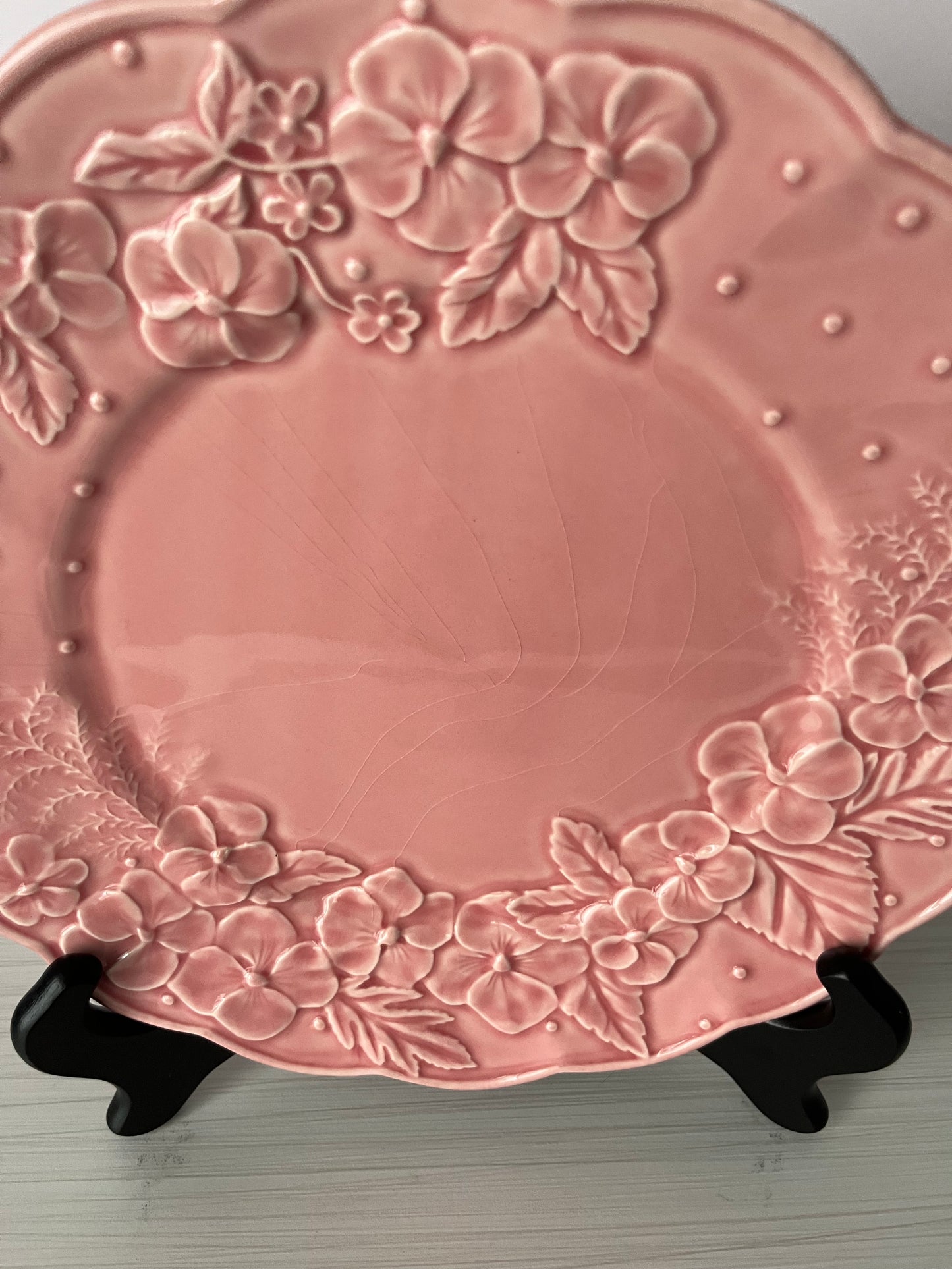 Vintage 1980s Bordallo Pinheiro Pink Majolica Floral Plates – Set of 4 Hydrangea Relief Display Dinner Size Plates  – Made in Portugal – Heavy Crazing Crackle Glaze