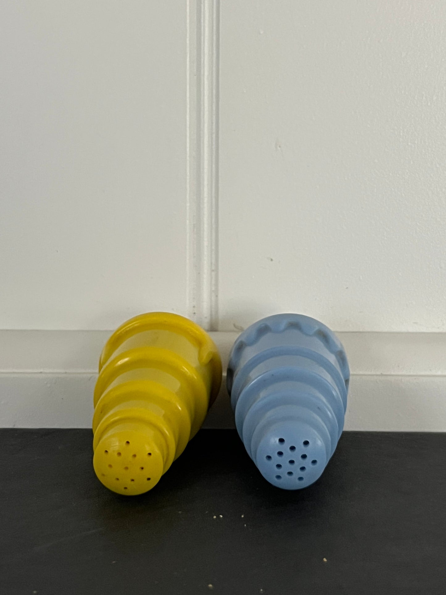 Vintage 1950s CHELAIM USA Stacked Plastic Salt & Pepper Shakers – Blue & Yellow Art Deco-style