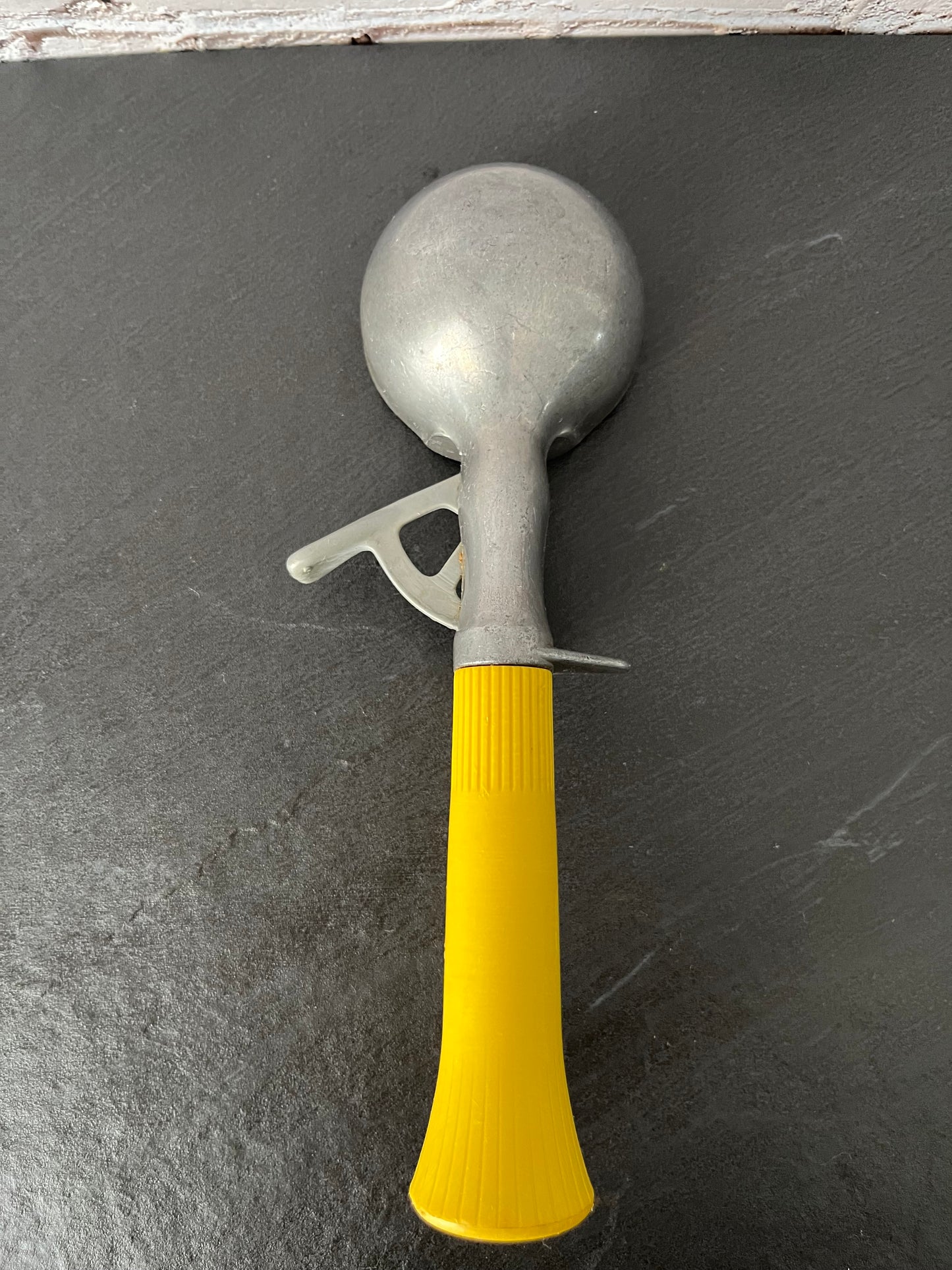Vintage Bonny Products Ice Cream Scoop with Yellow Handle – 1960s–1970s Retro Kitchen Tool