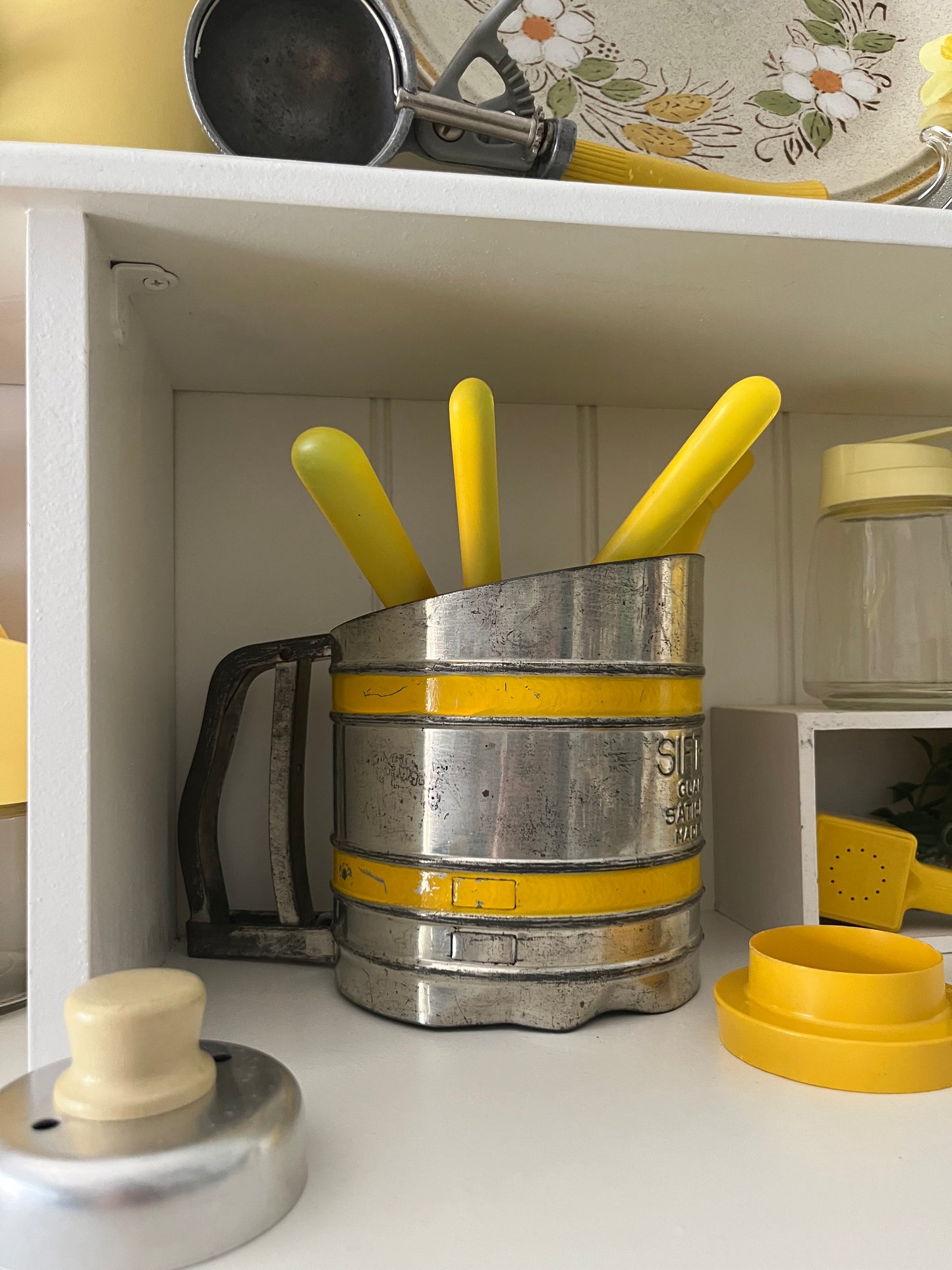 Vintage Sift-Chine Triple Screen Flour Sifter – 1940s–1950s Yellow Stripe Baking Tool