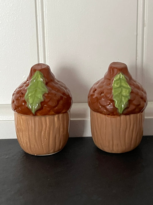 Set of 2 Ceramic Acorn Salt & Pepper Shakers – c. 1990s Woodland Fall Decor