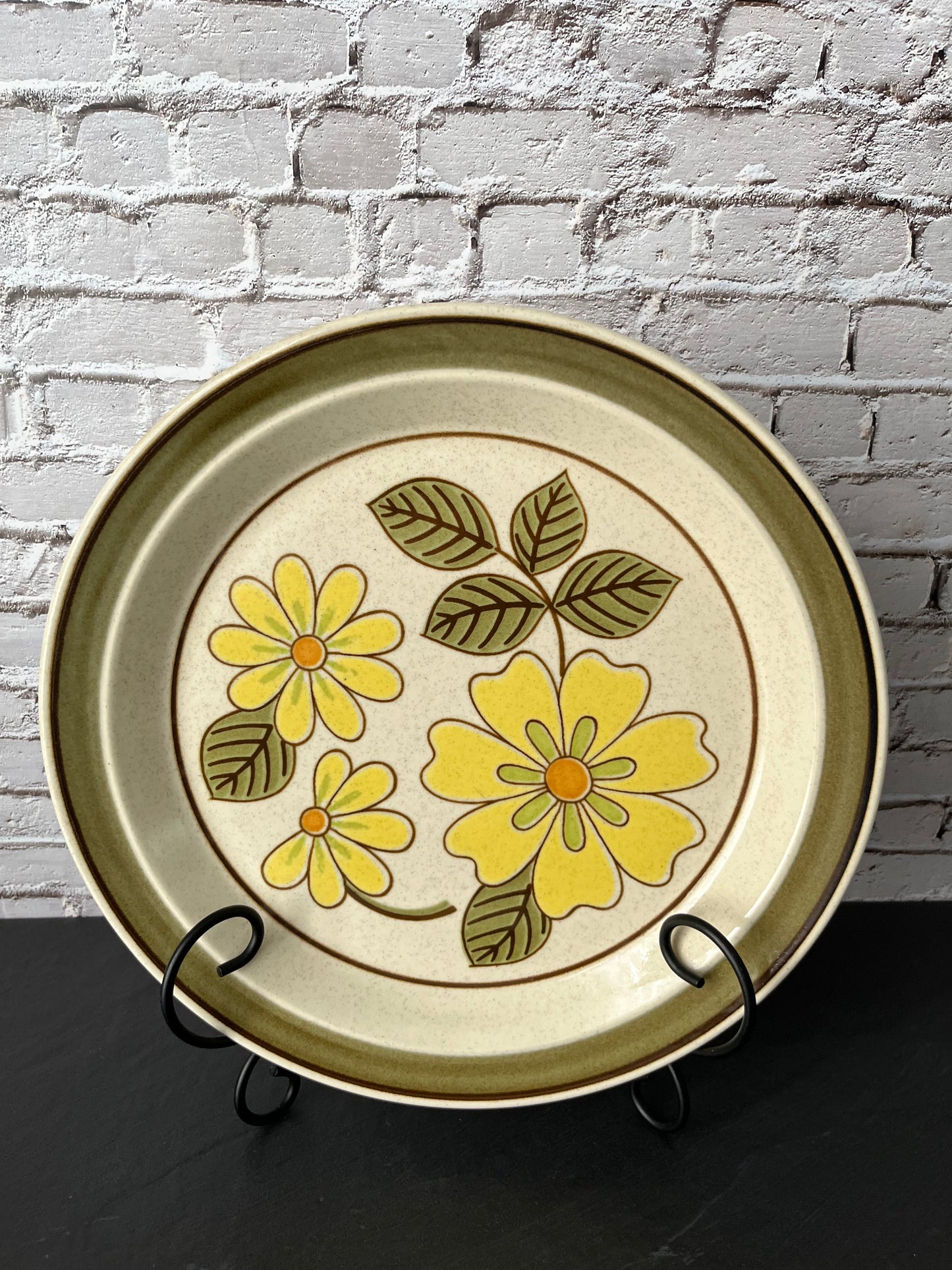 Vintage   Mikasa Hallkraft Potterskraft “Lazy Daisies” Stoneware Dinner Plate P6030 1970s Japanese Flower Power Style